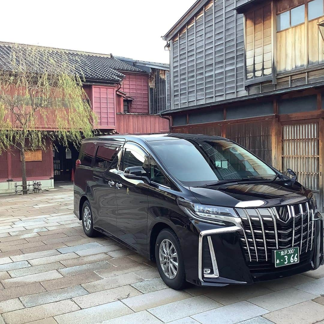 旅色さんのインスタグラム写真 - (旅色Instagram)「＼旅色が選ぶ観光タクシー／ 【石川県 / 金沢】旅人の希望を叶えるちょっと贅沢な大人旅🚖🍃北陸新幹線の開通以降、国内外多くの旅行客から注目を集める古都・金沢で、ハイクオリティな観光タクシーを提供している「冨士タクシー」。  多彩な車両を取り揃えているのはもちろん、旅人のニーズに合わせた観光プランをオーダーメイドで用意。「金沢検定」合格者や金沢観光ガイドタクシー運営協議会認定の乗務員のナビゲートで、ガイドブックとはひと味違う金沢の魅力を体感できます🍃  外国語での案内が可能なドライバーもいるので海外からの旅行者も安心！思い出に残る金沢の大人旅を心ゆくまで満喫しませんか？👒  —-✄———-✄———-✄—ー  【冨士タクシー】 📍石川県金沢市御供田町ホ171番地2 アクセス：指定場所へ送迎可  TEL：076-237-1020 ［💡旅色を見たとお伝えください 旅色：https://tabiiro.jp/leisure/s/206295-kanazawa-fuji-taxi/ 公式：https://www.fuji-taxinet.jp/  —-✄———-✄———-✄—-  #旅色 #国内旅行 #旅スタグラム #思い出旅行 #ご褒美旅行 #ご褒美時間 #贅沢時間 #旅行 #旅 #tabiiro #旅スタグラム #贅沢旅行 #冨士タクシー #石川観光 #金沢観光 #石川旅行 #金沢旅行 #観光タクシー #グルメタクシー #金沢観光スポット #旅行好き #金沢の風景」7月29日 18時00分 - tabiiro