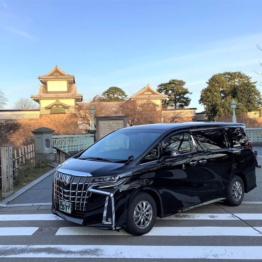 旅色さんのインスタグラム写真 - (旅色Instagram)「＼旅色が選ぶ観光タクシー／ 【石川県 / 金沢】旅人の希望を叶えるちょっと贅沢な大人旅🚖🍃北陸新幹線の開通以降、国内外多くの旅行客から注目を集める古都・金沢で、ハイクオリティな観光タクシーを提供している「冨士タクシー」。  多彩な車両を取り揃えているのはもちろん、旅人のニーズに合わせた観光プランをオーダーメイドで用意。「金沢検定」合格者や金沢観光ガイドタクシー運営協議会認定の乗務員のナビゲートで、ガイドブックとはひと味違う金沢の魅力を体感できます🍃  外国語での案内が可能なドライバーもいるので海外からの旅行者も安心！思い出に残る金沢の大人旅を心ゆくまで満喫しませんか？👒  —-✄———-✄———-✄—ー  【冨士タクシー】 📍石川県金沢市御供田町ホ171番地2 アクセス：指定場所へ送迎可  TEL：076-237-1020 ［💡旅色を見たとお伝えください 旅色：https://tabiiro.jp/leisure/s/206295-kanazawa-fuji-taxi/ 公式：https://www.fuji-taxinet.jp/  —-✄———-✄———-✄—-  #旅色 #国内旅行 #旅スタグラム #思い出旅行 #ご褒美旅行 #ご褒美時間 #贅沢時間 #旅行 #旅 #tabiiro #旅スタグラム #贅沢旅行 #冨士タクシー #石川観光 #金沢観光 #石川旅行 #金沢旅行 #観光タクシー #グルメタクシー #金沢観光スポット #旅行好き #金沢の風景」7月29日 18時00分 - tabiiro