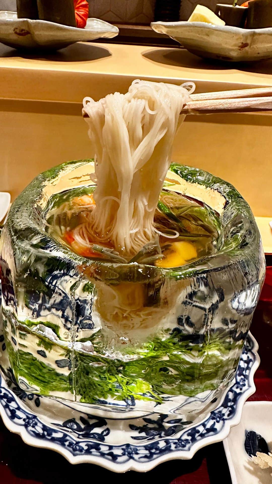 のインスタグラム：「🍜 包丁で削った氷の器deそうめん‼️  #そうめん #そうめんアレンジ  #そうめんレシピ  #そうめんスタグラム  #銀座しのはら #食べログゴールド #銀座グルメ #ティファニー #ティファニーロック #iceeating  #soumen #ginza #shinohara」