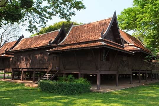 タイ国政府観光庁さんのインスタグラム写真 - (タイ国政府観光庁Instagram)「. ༉‧₊˚ 🇹🇭わざわざ行きタイ旅！ ⠀ ⋯⋯⋯⋯⋯⋯⋯⋯⋯⋯⋯⋯✈  毎週土曜日は、まだあまり知られていないタイの秘境スポットをご紹介♪   今回はナコーンパトム県の美しい建築物「サナーム・チャン宮殿」へ✨  サナーム・チャン宮殿が建てられたのは、1907年💁‍♀️ ラーマ6世の皇太子時代に、別荘兼聖地巡礼時の住居として完成しました🕊  1926年以降は県庁舎となっていましたが、2003年12月に王室局へ返還され、今は修復工事が完了した一部を一般公開しています💡  ナコーンパトム駅からは徒歩約15分でアクセスでき、ナコーンパトムの名所「プラ・パトム・チェディ」へも2kmほどの距離にあるため、立ち寄りやすいスポットです🚶‍♀️💨  ちなみに「バンコク王宮」入場チケットの半券があれば、こちらのサナーム・チャン宮殿、もしくはアユタヤのバンパイン宮殿のどちらか1か所が、無料となります🙆‍♀️　お得にタイ旅が楽しめますね🥰  ※条件は変更になる場合があります。現地でご確認ください。  ☆「行ってみたい！」：いいね❤をタップ ★「参考になった！」：保存ボタン🔖をタップ  #タイ #ナコーンパトム #サナームチャン宮殿 #タイ宮殿 #宮殿 #秘境 #今こそタイへ #こんなタイ知らなかった #もっと知りタイ #はじめてのタイ #タイ旅行 #ナコーンパトム旅行 #バンコク旅行 #旅好きな人と繋がりたい #旅行好きな人と繋がりたい #海外旅行 #thailand #nakhonpathom #nakhonpathomtrip #bangkoktrip #sanamchanpalace #thainess #thailandhiddengems #amazingthailand #thailandtravel #thailandtrip #thaistagram #lovethailand #amazingnewchapters」7月29日 18時00分 - amazingthailandjp