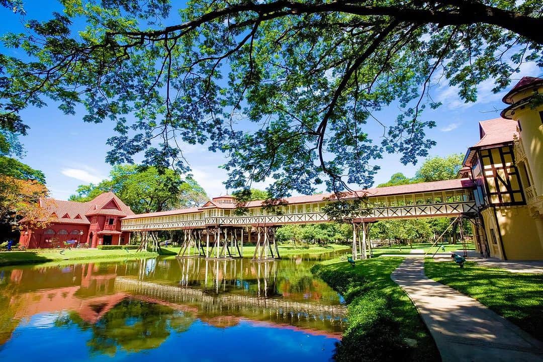 タイ国政府観光庁さんのインスタグラム写真 - (タイ国政府観光庁Instagram)「. ༉‧₊˚ 🇹🇭わざわざ行きタイ旅！ ⠀ ⋯⋯⋯⋯⋯⋯⋯⋯⋯⋯⋯⋯✈  毎週土曜日は、まだあまり知られていないタイの秘境スポットをご紹介♪   今回はナコーンパトム県の美しい建築物「サナーム・チャン宮殿」へ✨  サナーム・チャン宮殿が建てられたのは、1907年💁‍♀️ ラーマ6世の皇太子時代に、別荘兼聖地巡礼時の住居として完成しました🕊  1926年以降は県庁舎となっていましたが、2003年12月に王室局へ返還され、今は修復工事が完了した一部を一般公開しています💡  ナコーンパトム駅からは徒歩約15分でアクセスでき、ナコーンパトムの名所「プラ・パトム・チェディ」へも2kmほどの距離にあるため、立ち寄りやすいスポットです🚶‍♀️💨  ちなみに「バンコク王宮」入場チケットの半券があれば、こちらのサナーム・チャン宮殿、もしくはアユタヤのバンパイン宮殿のどちらか1か所が、無料となります🙆‍♀️　お得にタイ旅が楽しめますね🥰  ※条件は変更になる場合があります。現地でご確認ください。  ☆「行ってみたい！」：いいね❤をタップ ★「参考になった！」：保存ボタン🔖をタップ  #タイ #ナコーンパトム #サナームチャン宮殿 #タイ宮殿 #宮殿 #秘境 #今こそタイへ #こんなタイ知らなかった #もっと知りタイ #はじめてのタイ #タイ旅行 #ナコーンパトム旅行 #バンコク旅行 #旅好きな人と繋がりたい #旅行好きな人と繋がりたい #海外旅行 #thailand #nakhonpathom #nakhonpathomtrip #bangkoktrip #sanamchanpalace #thainess #thailandhiddengems #amazingthailand #thailandtravel #thailandtrip #thaistagram #lovethailand #amazingnewchapters」7月29日 18時00分 - amazingthailandjp