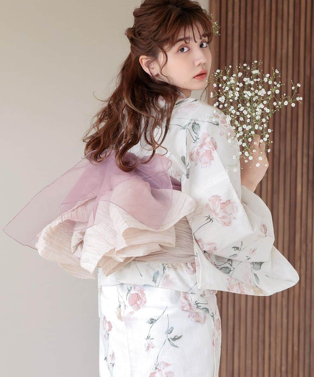Ditaのインスタグラム：「✧ 7/29 本日の再入荷情報 ✧  本日も人気柄が入荷です👘💞  今季人気の ブルー系 も多数ご用意💠 どれも少量なので、お早めにどうぞっ!🏃  dl-kimubc86	1.夏色の向日葵しらべ(墨色) dl-kimubc87	1.菖蒲の月うつつ dl-kimubc93	1.桜花色の浮世花 dl-kimubc100	2.はんなり木春菊 dl-kimubc102	2.涼風の花水木 dl-kimubc126	泡沫の湊色 dl-kimubc128	椿の水月しらべ dl-kimubc129	凪の燦々はなび dl-kimubc130	夏めく小春空 dl-kimubc3	1.京の水墨画水仙 dl-kimubc39	1.大正ロマン椿寄せ dl-kimubc41	2.夕凪の桔梗しらべ dl-kimubc57	2.湊色の乱菊重ね dl-kimubc76	2.涼風の水彩ひなげし etc..♡  そして.. 浴衣姿を引き立てる! 超人気の ”dl-kazarihimo2 パール飾り紐”  こちらも再販です🪞 コーデを格上げできる万能アイテム ご一緒にどうぞ!✨  販売は18時前後を予定しております。  ※入荷内容・日程は予告無く変更となる場合がございます。 ※本日ご紹介する再入荷商品の販売店は、 Dita OFFICIAL・Dita楽天・Dita Yahoo となります。 ※ZOZOTOWN店とは管理している在庫が異なります。 ※残り数量わずかの商品にご注文が殺到した場合、決済システムの都合上 在庫数以上にご注文が完了してしまうケースがございます。 その際は後日Ditaカスタマーサポートよりご連絡させていただきます。 まことに申し訳ございませんが、なにとぞご了承ください。  浴衣の商品一覧は インスタTOPページのURLからご確認頂けます🕊✨  🐋checkˊ˗ #ditayukata  ＿＿＿＿＿＿＿＿＿＿＿＿＿＿＿＿＿＿  🫧 Dita 2023 Season concept《 花鳥風月 》🕊 美しい景色や花をDitaらしさの中に取り込み、 たくさんのお客様に ”花 鳥 風 月” を楽しんで頂きたいという 想いがつまった浴衣です。  ”心ときめく夏映え浴衣” が見つかりますように🥰  ＿＿＿＿＿＿＿＿＿＿＿＿＿＿＿＿＿＿ ⁡  ☑ 1人で着られる5点セット ☑ (株)和歌山染工 で染め上げた上質な仕上がり。 ☑ 大人とお揃い👶Kidsも登場 ⁡ 早くも、たくさんのご予約をいただき ありがとうございます💫  ”心ときめく夏映え浴衣” を是非探してみてくださいね🕊  ＿＿＿＿＿＿＿＿＿＿＿＿＿＿＿＿＿＿  #浴衣 #fashion #hairmake #hair #japan #summe #ヘア #和服 #ゆかた #yukata #夏 #shooting #可愛い #ootd #kawaii #model #和 #着物 #大人可愛い #京都 #tokyo #ニュアンスカラー #浴衣ヘアアレンジ #花 #デート #浴衣女子　#花火大会」