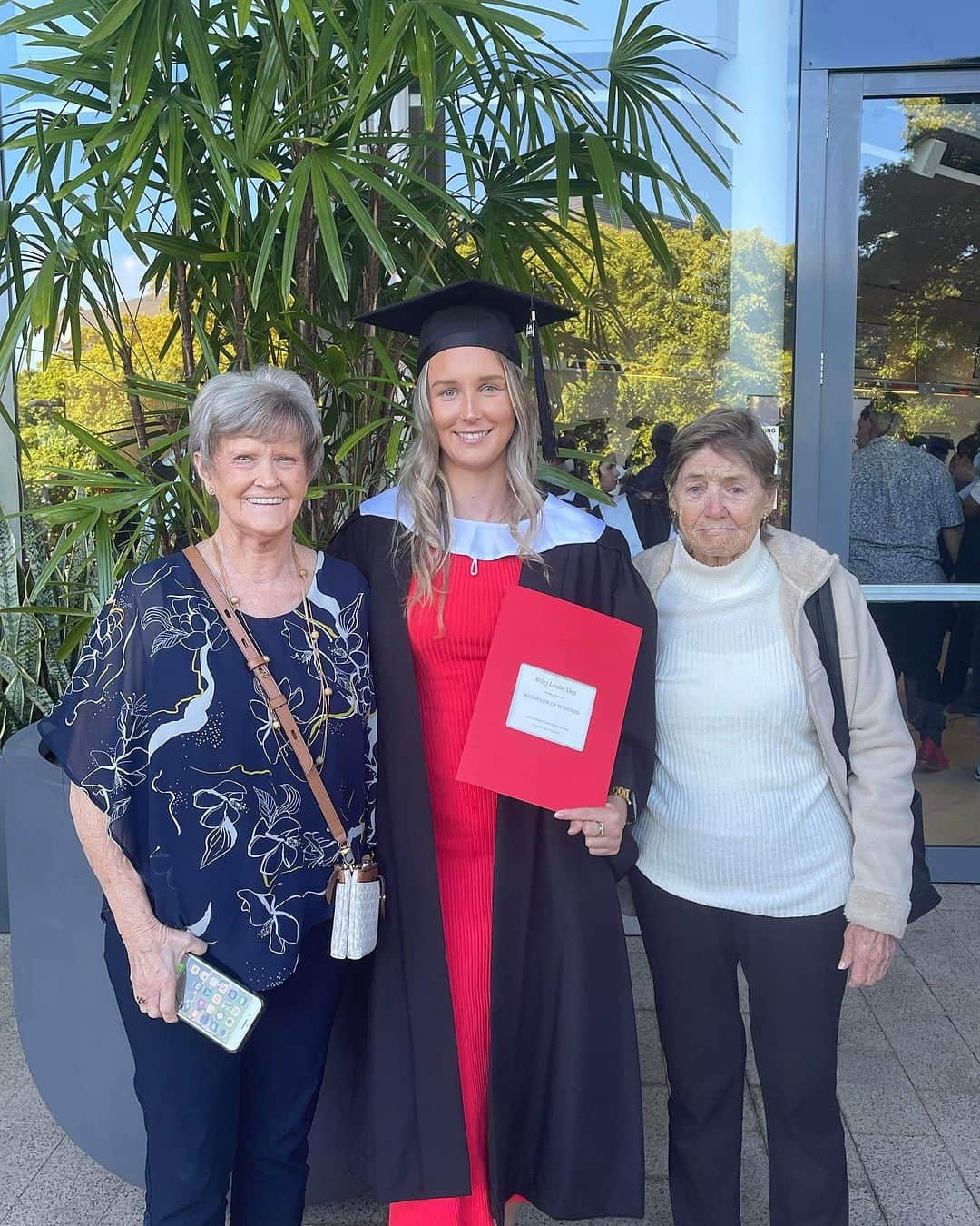 ライリー・デイさんのインスタグラム写真 - (ライリー・デイInstagram)「Can you tell which nan skipped bowls to come to my graduation? 👩‍🎓」7月29日 18時01分 - _rileyday