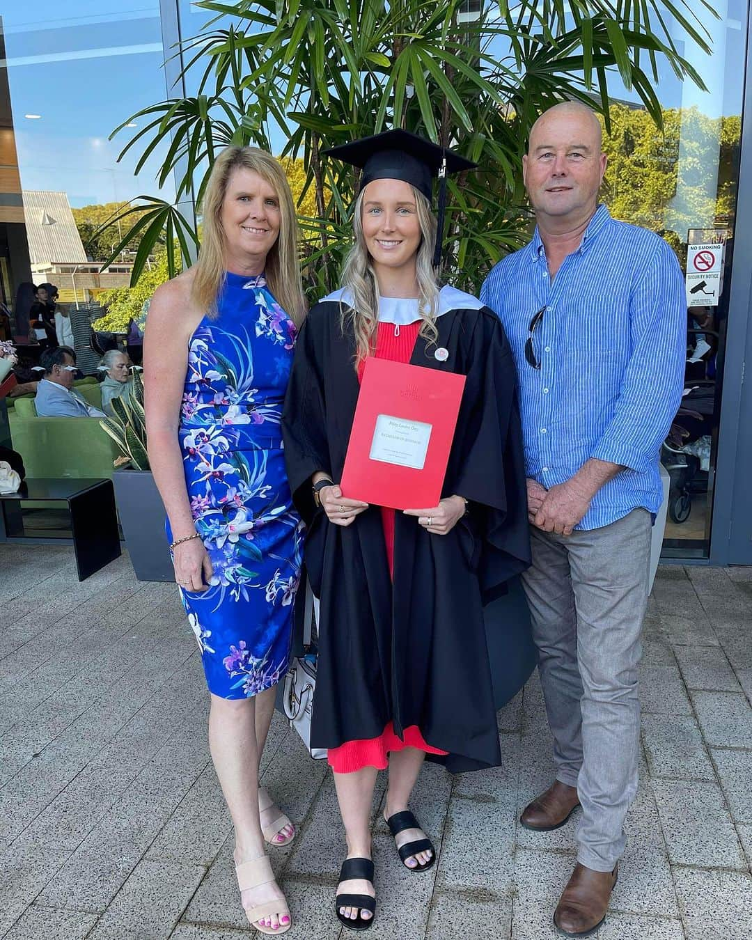 ライリー・デイさんのインスタグラム写真 - (ライリー・デイInstagram)「Can you tell which nan skipped bowls to come to my graduation? 👩‍🎓」7月29日 18時01分 - _rileyday