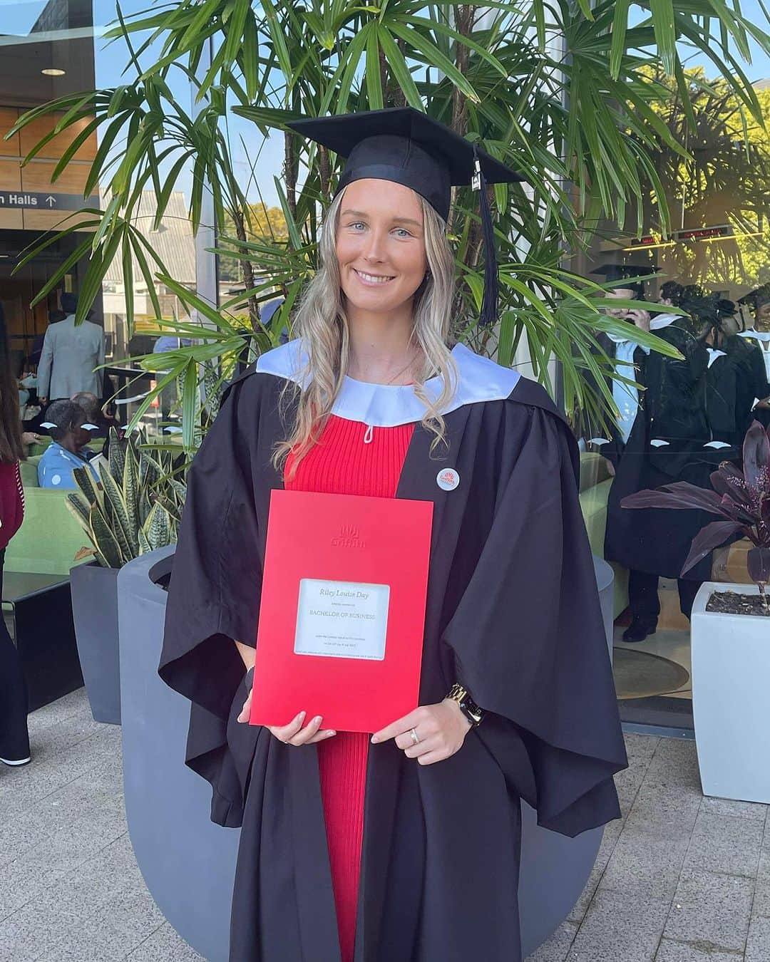 ライリー・デイのインスタグラム：「Can you tell which nan skipped bowls to come to my graduation? 👩‍🎓」