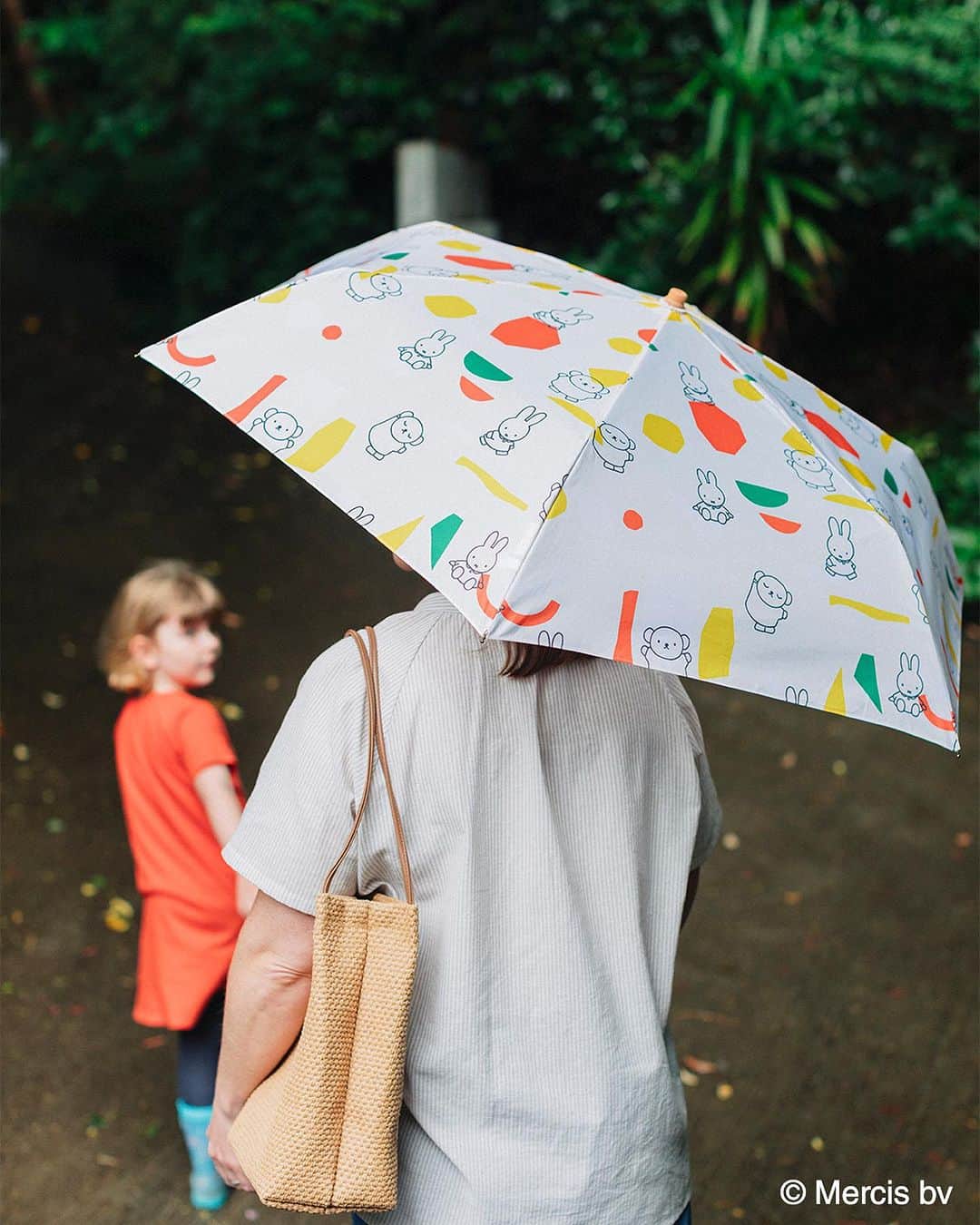 スタディオクリップさんのインスタグラム写真 - (スタディオクリップInstagram)「【ミッフィーの折りたたみ傘で雨の日も晴れやかな気分に！】  ディックブルーナコラボでは 初めての折りたたみ傘が登場！ 雨の日も気分がパッと明るくなるカラフルな幾何学模様です。  注目ポイントはナチュラルなウッドの持ち手。 かわいらしいミッフィーモチーフになっています。  折りたたみ傘は携帯に便利なので突然の雨も楽しみになりそう！  #studioclip#スタディオクリップ#クリップミッフィー#DickBruna#ディックブルーナ#ミッフィー#miffy#うさこちゃん#ボリス#くまのボリス#スタジオクリップ#スタジオじゃないよスタディオだよ #ミッフィーグッズ #ミッフィーコラボ #ミッフィーちゃん #ミッフィースタイル #折りたたみ傘 #傘 #日傘 #折りたたみ日傘 #かさ #カサ #晴雨兼用傘 #晴雨兼用 #晴雨傘 #雨の日コーデ #雨の日 #日除け #紫外線対策 #日焼け対策」7月29日 18時01分 - studioclip