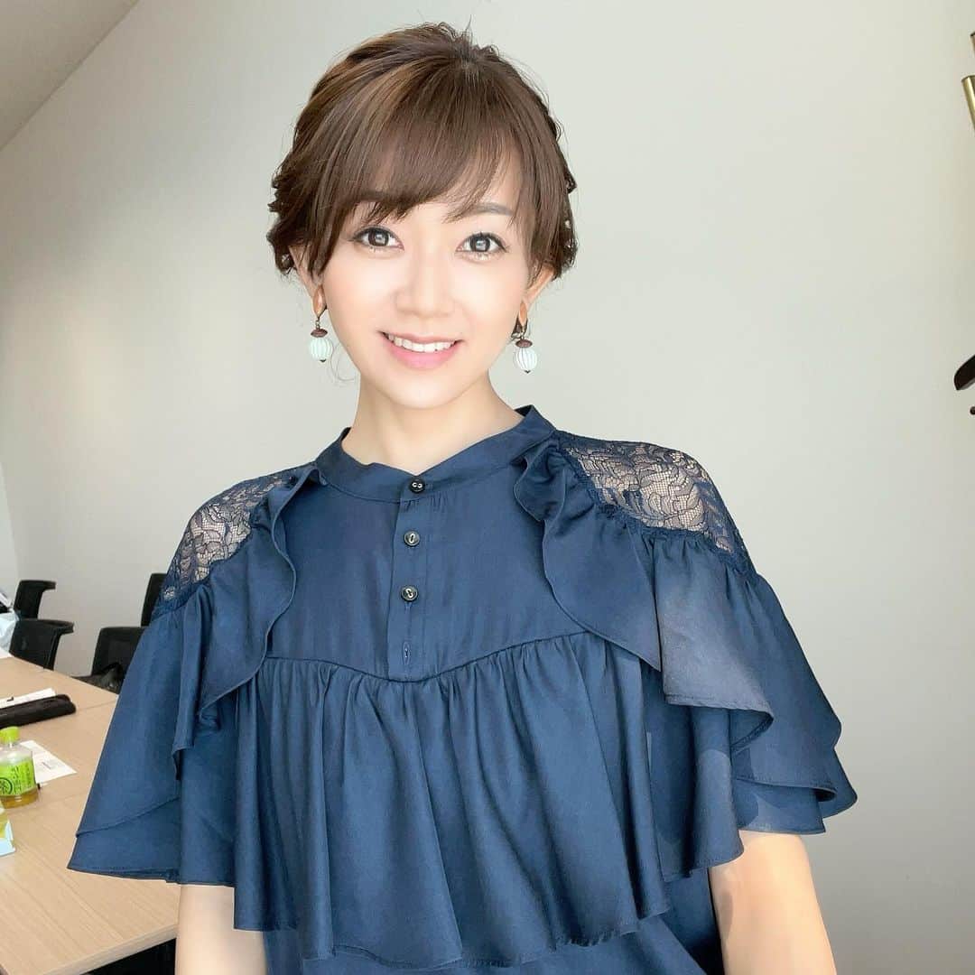 のインスタグラム：「本日の衣装とヘアアレンジ✨ (@ladymade_official )さんのネイビートップスは 肩の部分がレース💙  落ち着いた印象の中にも 華やかさもあり 涼しげで素敵でした✨  アクセサリーは (@abiste_official )さんのもの✨ 形も色合いも存在感があっていいですよね🥹  髪の毛は  私の長さでこんなアップスタイルになるの⁉️と驚きの  アップアレンジでした✨  今日も私を作り上げてくださった皆様に感謝です🙏✨  🏇は今日の軍資金をゼロに😱  #がっつりマイナス  でしたけれど 明日のバースデー当日は ニッコリしたいと思っております😁  吉原完さんや 守永真彩ちゃんからも プレゼント🎁をいただいてしまい  お世話になっている KEIBAコンシェルジュのスタッフさんからも 好みすぎるブーケを🥹  もう嬉しすぎます🥹🙇‍♀️✨  本当にありがとうございました🙇‍♀️✨  今日もご視聴頂きました皆様も ありがとうございました‼️  素敵な週末をお過ごしください‼️  明日の 土用の丑の日を意識してくださった お弁当も美味しくいただきました🙏✨  皆様も健康第一で‼️#岡部玲子 #タレント　#レポーター　#競馬　#競馬キャスター　#グリーンチャンネル　#生放送　#競馬中継　#衣装　#ヘアアレンジ　#アクセサリー　#tvshow #dress #hairarrange #accessories  #お誕生日プレゼント　#感謝　#ありがとう　#birthday #birthdaypresent #🏇」
