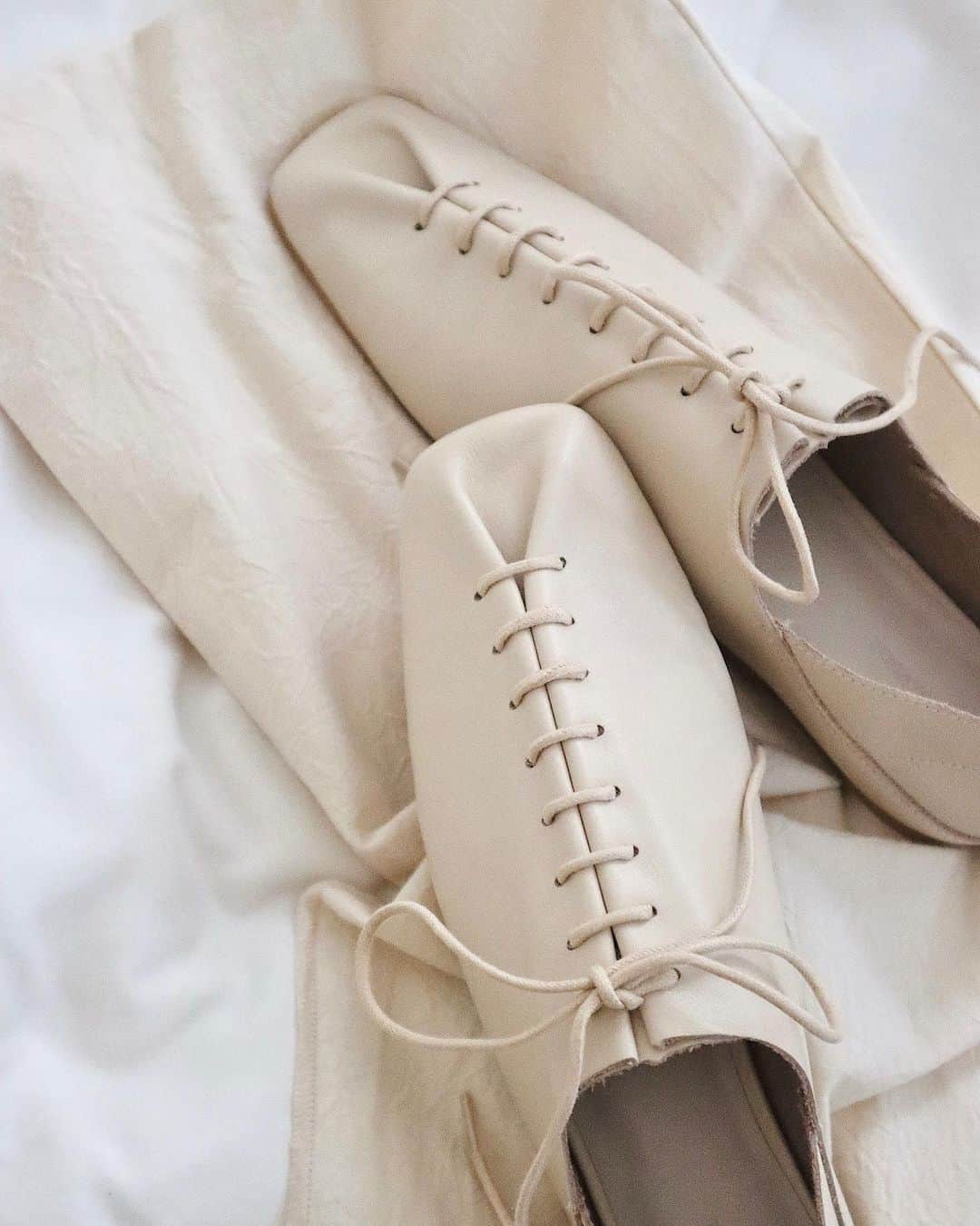 さんのインスタグラム写真 - (Instagram)「・ 展示会で頼んで、届くの待ち遠しかったシューズ。 @todayful_   白い靴汚れると分かってても買っちゃうなぁ🥺♡  #todyful #shoes #白シューズ」7月29日 18時03分 - natsukoakahani
