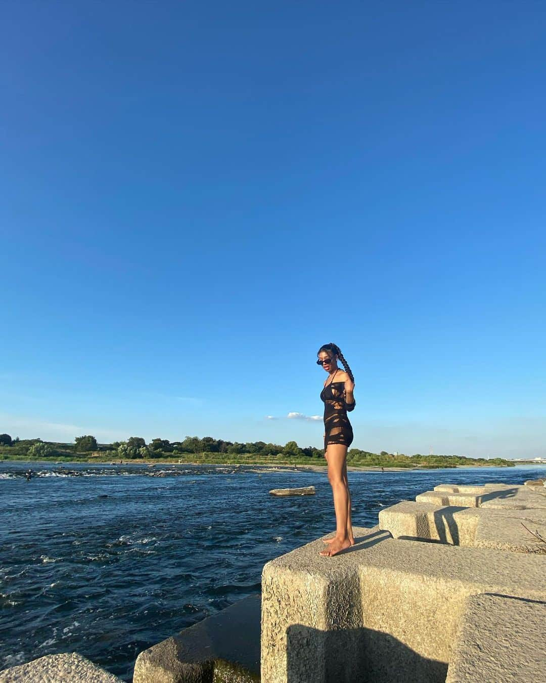 鈴木リサさんのインスタグラム写真 - (鈴木リサInstagram)「空き時間見つけたら、 海か川に繰り出す夏はじまりました🍉☀️ . 河川敷で踊るのにハマってる 焼いてるおじ様or私達しかいない ただ、アツいのに踊ってさらにアツい💦滝汗  軽く踊って→海川に入るの流れが大好き🌊 お風呂なん？野生バイブスすぎ夏大好き〜！  #毎年夏に気づく#背中のたくましさ」7月29日 18時03分 - risa_osaru