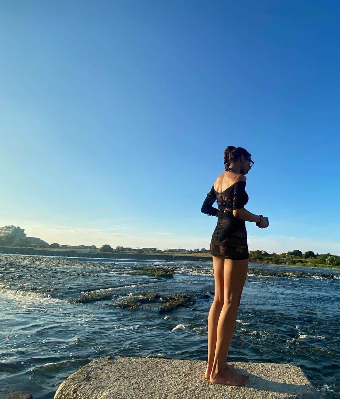 鈴木リサさんのインスタグラム写真 - (鈴木リサInstagram)「空き時間見つけたら、 海か川に繰り出す夏はじまりました🍉☀️ . 河川敷で踊るのにハマってる 焼いてるおじ様or私達しかいない ただ、アツいのに踊ってさらにアツい💦滝汗  軽く踊って→海川に入るの流れが大好き🌊 お風呂なん？野生バイブスすぎ夏大好き〜！  #毎年夏に気づく#背中のたくましさ」7月29日 18時03分 - risa_osaru