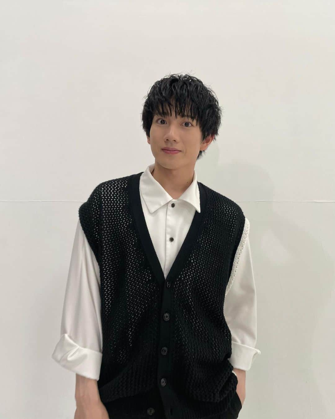 赤澤遼太郎のインスタグラム：「#メロウ　めっちゃ好き☺️  今日は次の記念公演の準備してました。 事務所の皆様に沢山協力してもらってます！とても面白いモノになりそうな予感😏 またオフショットとかあげますね。  そして、リーディングシアター「四つの署名」のライブ配信が決定しました！！  全国の方々、ご都合が合わない方々にも作品をお届けできるのが非常に嬉しいです。  #岡本信彦  さん #濱健人　　さん #有澤樟太郎  さん　　　  この御三方とお芝居します！！ 全身全霊で臨みます！！ どうぞお楽しみに！！！  #赤澤遼太郎 #いんすたたろう」