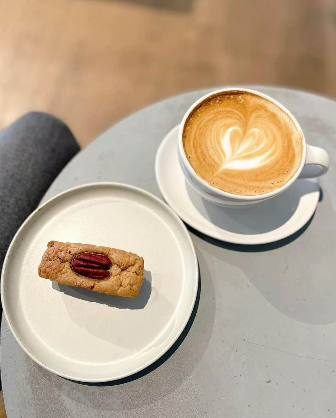 西出薫さんのインスタグラム写真 - (西出薫Instagram)「🩵🩵🩵  #bluebottlecoffee #青山カフェ #表参道カフェ #カフェ巡り東京 #カフェ好き」7月29日 18時03分 - kaoru_nishide