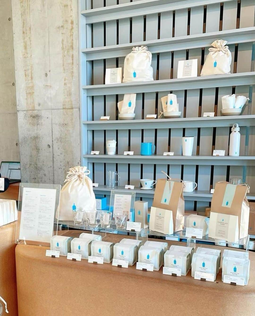 西出薫さんのインスタグラム写真 - (西出薫Instagram)「🩵🩵🩵  #bluebottlecoffee #青山カフェ #表参道カフェ #カフェ巡り東京 #カフェ好き」7月29日 18時03分 - kaoru_nishide