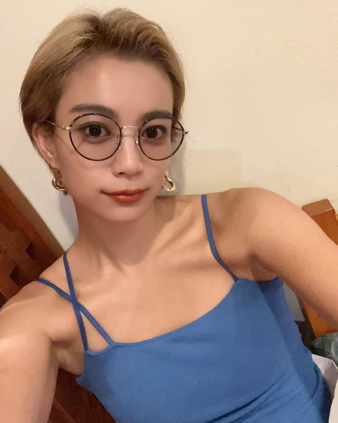 のインスタグラム：「暑いからオールバック 前髪ありとなしどっちがいいー？？🥹 ピアスは @lohmejewelry  . . .  LiLDOR販売は7/31(月)まで。 ちょっと寂しいけどもし気になってた商品あれば販売ページみてみてくださいね！ . . #selfie #lohmejewelry #lavid」