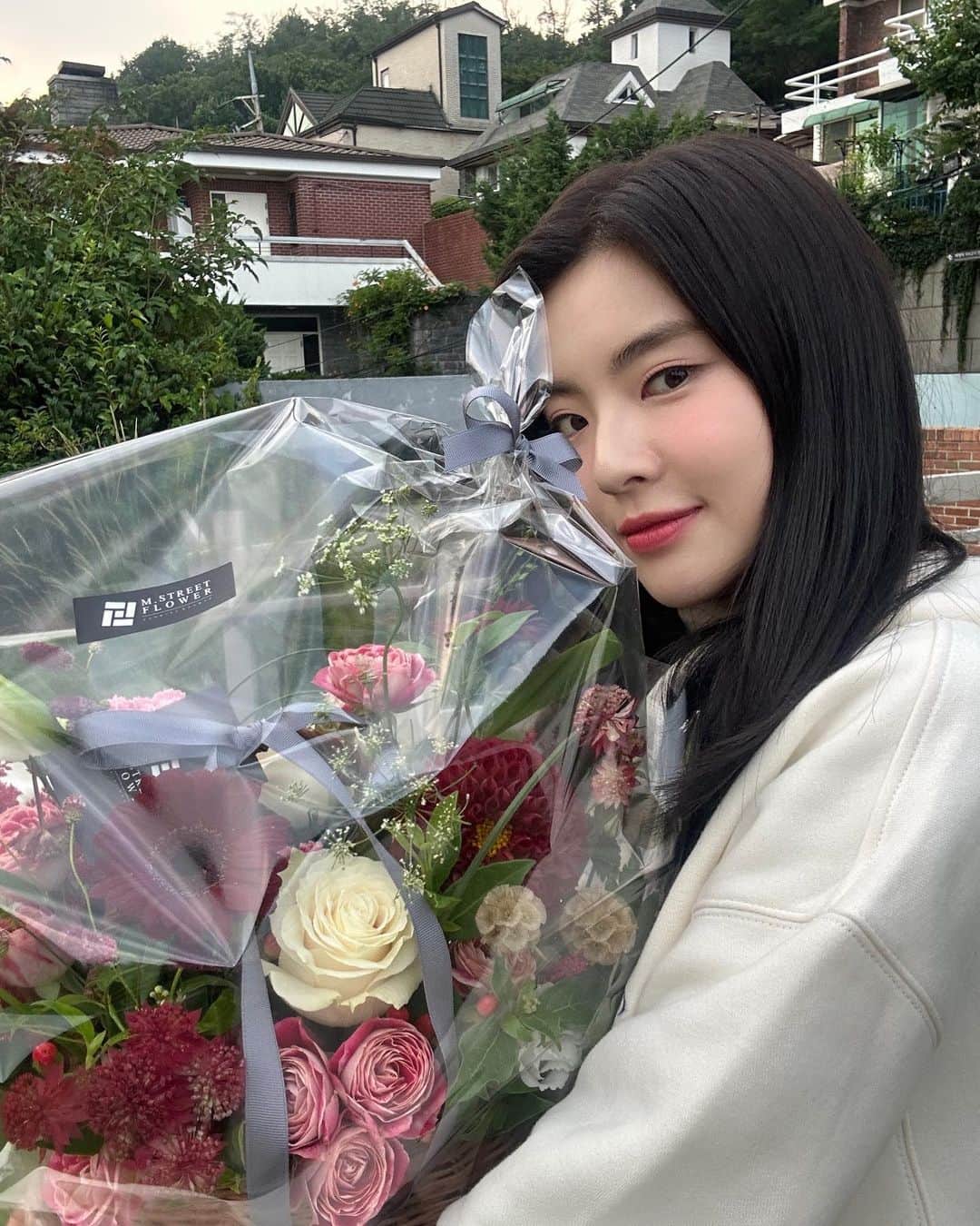 のインスタグラム：「𝚝𝚑𝚊𝚗𝚔 𝚢𝚘𝚞 💕💐👚👖」