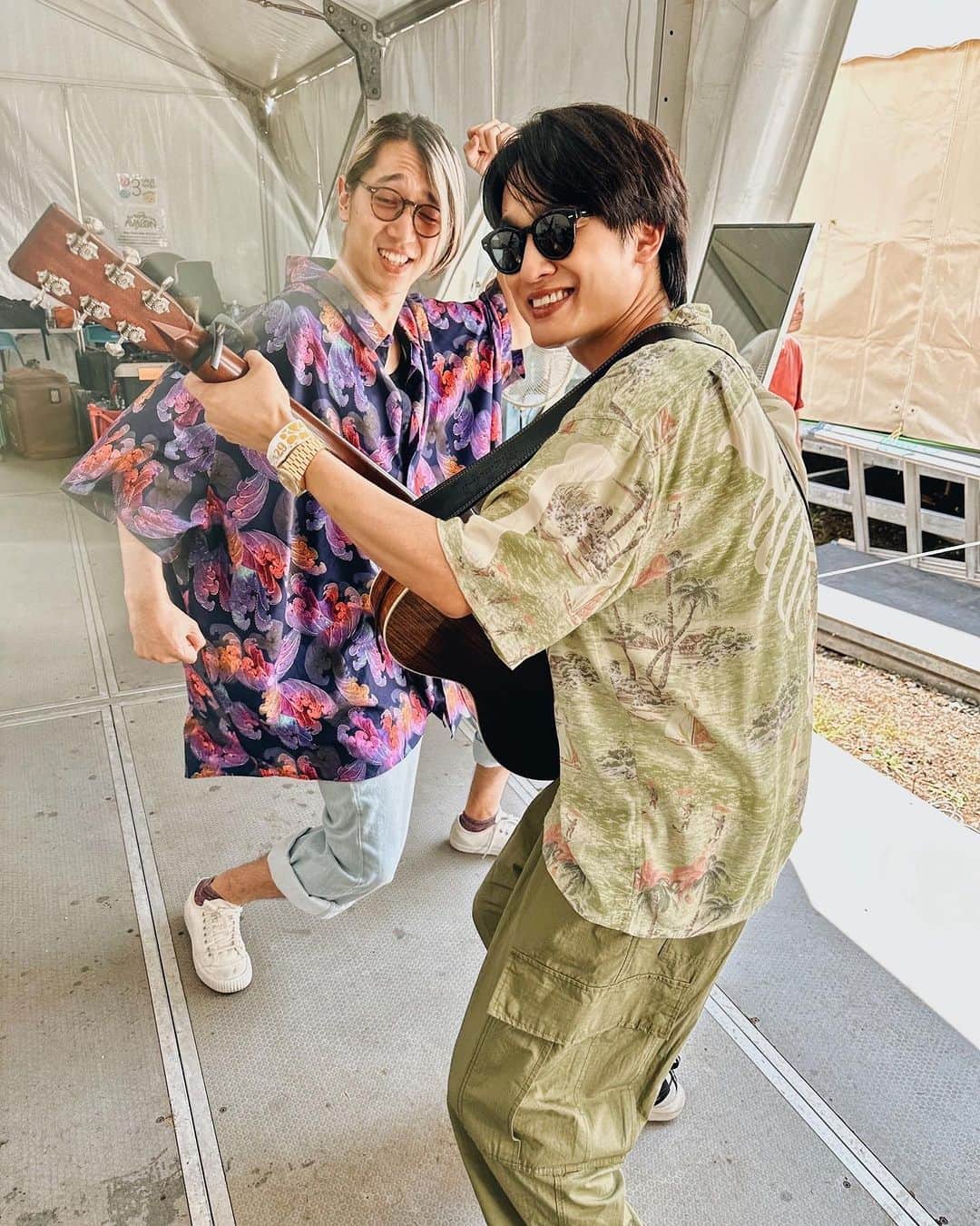 尾崎裕哉のインスタグラム：「一年越しのフジロック、アトミックカフェ。無事にステージに立つことができました。始まる前にも言いましたが、風邪で断念した昨年の夏を経てもまたオファーしてくれて、ありがとうございました。 フジロッカーのみんな、Charles River Clubのみんな、ド暑い中最後まで観てくれてありがとう。最高の夏の思い出ができました！  🎸 @bunta_o   #fujirock」