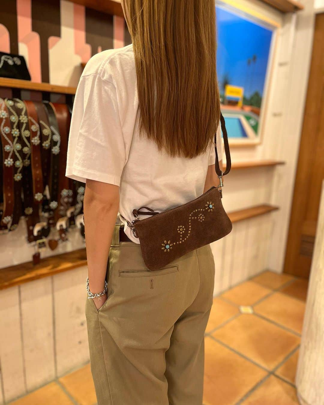 スタンダードカリフォルニアさんのインスタグラム写真 - (スタンダードカリフォルニアInstagram)「yoko着用、HTC Suede Shoulder Purse #125。  内側には3つの仕切りがあり、カードが縦に入ります。 スマートフォンや鍵、タバコなどの小物を入れるのに丁度よいサイズ感。  そのままウォレットとしても使えますよ。  @standardcalifornia_os  @standardcalifornia_movie   #standardcalifornia  #スタンダードカリフォルニア #htc #hollywoodtradingcompany  #ハリウッドトレーディングカンパニー  #shoulderpurse #ショルダーパース #shoulderbag #ショルダーバッグ #wallet #財布  #studs #スタッズ  #internationalshipping  #overseashipping  #worldshopping  #worldshoppingjp」7月29日 18時14分 - standardcalifornia