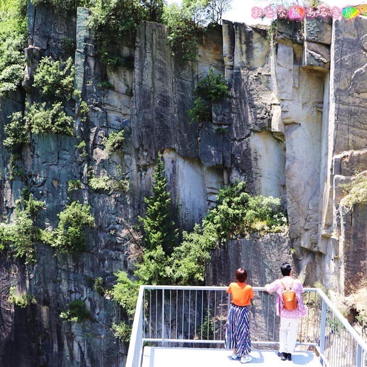 テレビ大阪「おとな旅あるき旅」さんのインスタグラム写真 - (テレビ大阪「おとな旅あるき旅」Instagram)「.  -------------------------------------------  きょう（7月29日18:30から）の  #おとな旅あるき旅 は…  日本遺産の島🏝️岡山 絶景と美味いもん旅  ------------------------------------------  日本遺産の島へ！  北木島でみた断崖絶壁の絶景に 三田村さんも大絶賛のブランド牡蠣🦪  古民家でいただく破格のランチに 名物の笠岡ラーメンも🍜  是非ご覧ください☺️  -------------------------------------------  #三田村邦彦 #吉川亜樹 #岡山 #岡山観光 #岡山グルメ #北木島 #笠岡諸島 #石切りの渓谷展望台 #石切りの渓谷 #光劇場 #勇和水産 #ラマルしまなみ #別館茶寮お多津 #海の校舎シェアアトリエ #味処栄清丸」7月29日 18時10分 - tvo.otonatabi