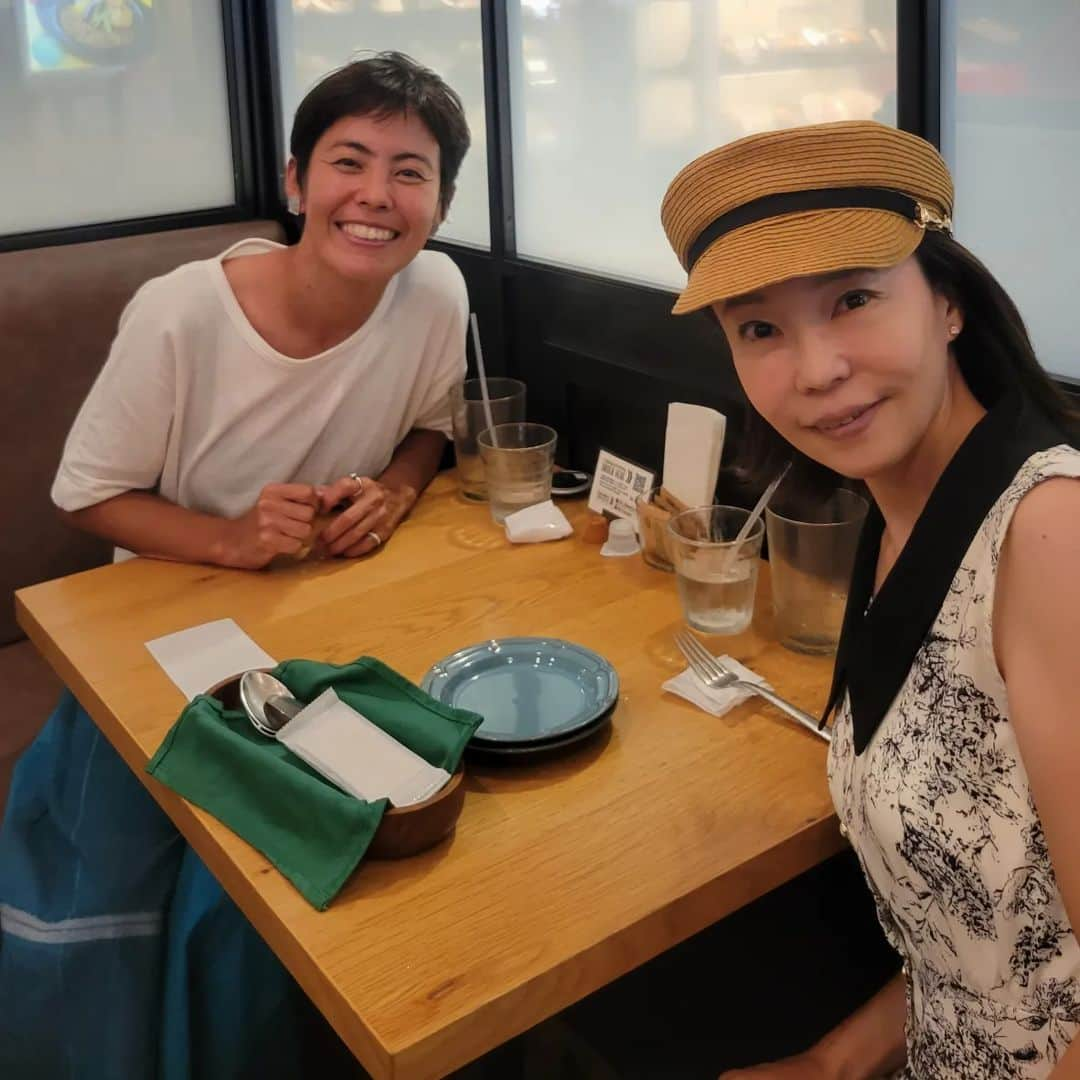 上田藍さんのインスタグラム写真 - (上田藍Instagram)「.  🌷🌷🌷🌷🌷🌷🌷🌷🌷🌷🌷  I had a wonderful relaxing time today. We had a delicious meal and chatted a lot while enjoying the cafe.😋💓  🌻🌻🌻🌻🌻🌻🌻🌻🌻🌻🌻  無事に帰国をして、アイアンマンの疲労回復を促進するために今週は欲を出さず、血行をよくするイメージで軽めに身体を動かしながら、ゆったりとした時間をすごしています🌿✨  そして、今日は素敵な先輩からご連絡をいただき、ランチにいってきました🤗💓  世界陸上の10000mとマラソンでメダルを獲得されている千葉真子さん🐥❇️ ご縁があり、今日は久しぶりにお会いして近況をきいていただきながら、美味しいご飯とデザートをご馳走になりました😋💕  普段の生活では、トレーニングや遠征で外にでる以外の日は家の中でゆっくりしていることが大半なので、  『元気のでるlunchしよう🌟どこかいきたいとこある？』 とお誘いをいただいた時にお店を検索して、ワクワクしながら、今日は先輩から特大のパワーを注入していただきました🙌🌱  束の間のリラックスタイムに感謝感謝です💓ありがとうございました🥰  よ～っし！また仕上げていきます💪✨ 来週からまたヨーロッパ遠征へ行ってきます🇦🇹🇫🇮🇨🇭✨  #お洒落カフェ #京都の先輩 #パワー注入✨ #お腹も胸もいっぱい #トライアスロン #上田藍 #感謝🌿」7月29日 18時12分 - ai_love_tri