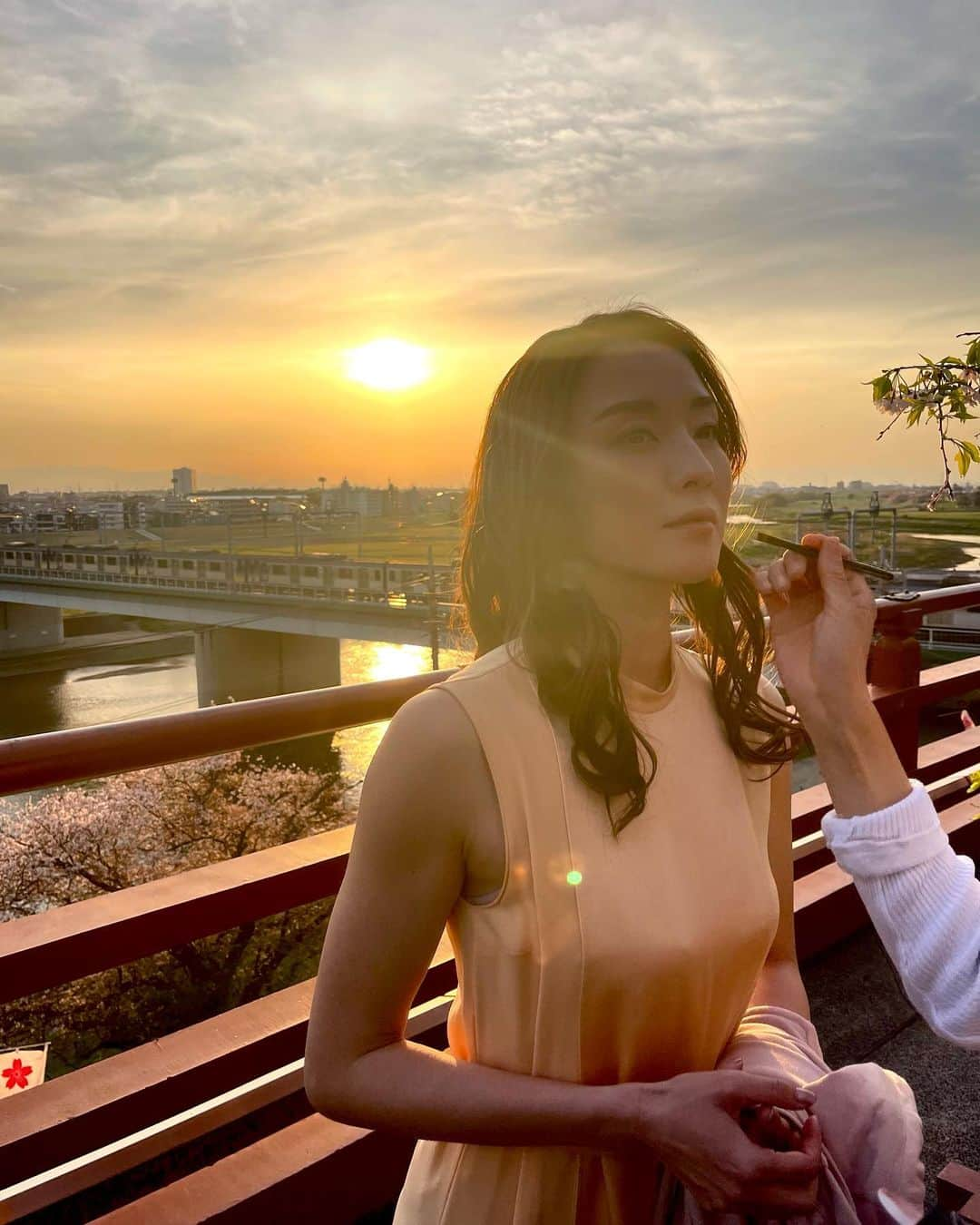 伊藤歩さんのインスタグラム写真 - (伊藤歩Instagram)「夕暮れ時🌅  #撮影  #メイク直し  #sunset  #tokyolife」7月29日 18時12分 - ayumi__ito