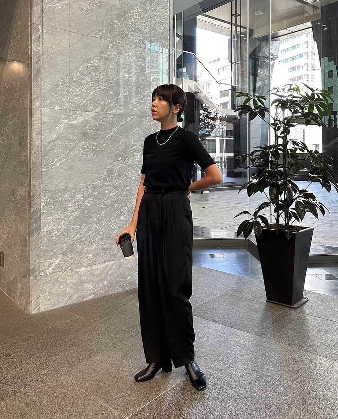 のインスタグラム：「@etretokyo  【RECOMMEND ITEM】 ㅤㅤㅤ ㅤㅤ #ETREモックネックTee BLACK / WHITE / BROWN F size ¥7,700(tax in) ㅤ  新宿スタッフ @etretokyo_sae 168cm @etretokyo_maki 161cm  ㅤㅤ着用カラー：BLACK  - - - - - - - - - - - - - - - - - - - - - - - - - - - -  商品詳細はTOPページURLよりチェック🔍 ›› @etretokyo_store  ㅤㅤㅤ スタッフコーディネートも毎日更新中【 #etretokyo_staff_ootd 】をフォロー🐿️  TOPページの"フォロー中"から 気になるスタッフのアカウントをフォロー🤝  ㅤㅤㅤ ㅤㅤ  - - - - - - - - - - - - - - - - - - - - - - - - - - - - ⁡  【INFORMATION】 ⁡ㅤㅤㅤ ⁡ ※ルミネカード会員様限定で店舗通販のご利用が可能です。  ⁡ ※お電話がつながりにくい可能性がございます。 ⁡ ※また混雑時には入場制限及び 試着点数の制限を設けさせて頂きます。 予めご了承ください。 ⁡ ⁡ ご理解、ご協力を賜りますよう 心よりお願い申し上げます。   ㅤㅤㅤ 【LUMINE SHINJUKU STORE】 ETRÉ TOKYO ルミネ新宿2店 TEL：03-5989-0979  ー営業時間ー (平日、土日祝)11:00-21:00 ⁡ #etretokyo#etre#fashion#etretokyoshinjuku #etre#2023etre#etretokyo_staff_ootd#2023aw #ルミネ新宿2 #新作紹介 #秋ファッション #秋スタイル #スタッフスナップ #シンプルコーディネート #シンプルファッション #白黒コーデ #オトナカジュアルコーデ #オールブラックコーデ」
