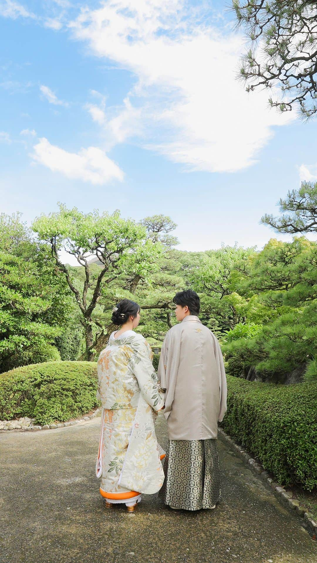 スタジオANのインスタグラム：「青空の大濠日本庭園🌿  先日のお客様の撮影風景をご紹介いたします♡ とっても晴れて青空が最高な撮影でした！！！  暑い時期が続きますが、とっても緑が綺麗な時期でもあります！ ただ、暑さはすごいので快適に撮りたい方は 当店の屋内庭園スタジオがダントツおすすめです🪵  随時ご相談会も開催しております！ お気軽にご参加くださいませ♡  photographer:ayano_yamazaki hairmake:chiharu_shigetomi」