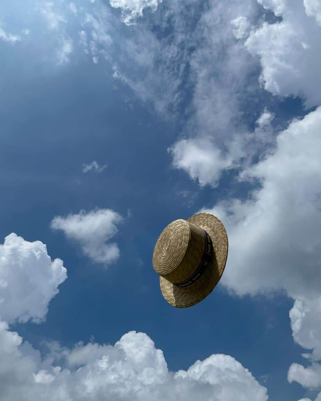 キュリ さんのインスタグラム写真 - (キュリ Instagram)「I love this summer and my boater hat🪽💙」7月29日 18時18分 - qtfreet