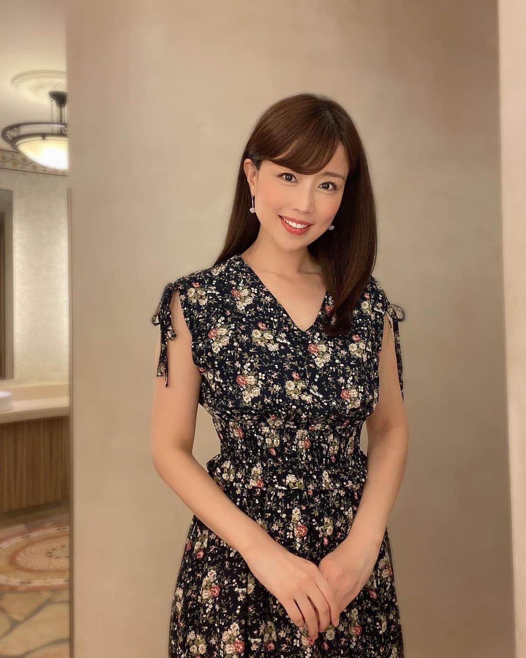 道岡桃子のインスタグラム：「今日の衣装👗  夏野菜のぬか漬けにハマっています🍆🥒🌶️  #アナウンサー #アナウンサー衣装  #アナウンサーコーデ #キャスター  #フリーアナウンサー #女子アナ  #リポーター #レポーター #160cm  #トッコクローゼット #ワンピース  #ワンピースコーデ #ノースリーブ  #toccocloset #ootd #ootdfashion  #japan #japanesegirl #asiagirl」