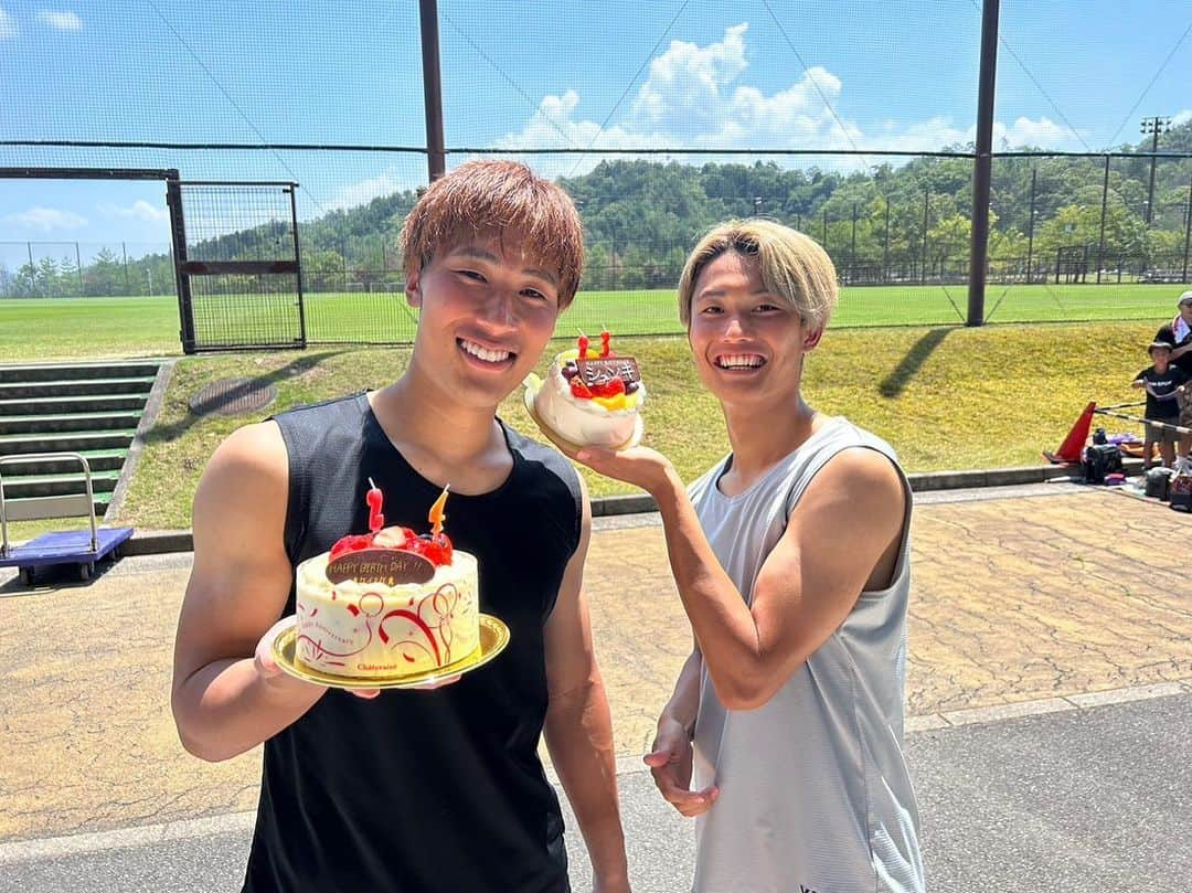 大迫敬介のインスタグラム：「・ 24歳もよろしくお願いします😊  同じ誕生日同士頑張ります！  #柏好文 #東俊希  #大迫敬介」