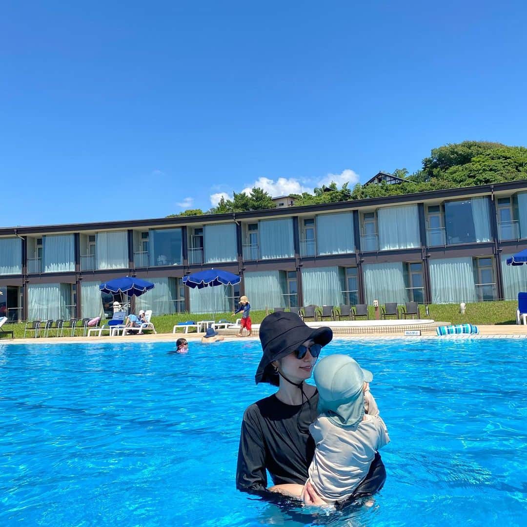 落合砂央里のインスタグラム：「なぜか投稿出来なかった連休の思い出その2  1.2 妊娠中から来ているプール。夏の恒例行事みたいで嬉しい。貴重な水遊びオムツで入れるプール。 3 @pacific_bakeryで朝ごはん。塩トリュフパンがお気に入り🥐 4 まいちゃんと美奈子ちゃんと、岡ゆりベビーに会いに。 皆美しさ変わらず、素敵な大人に✨ 久しぶりに会えて嬉しかった☺️」
