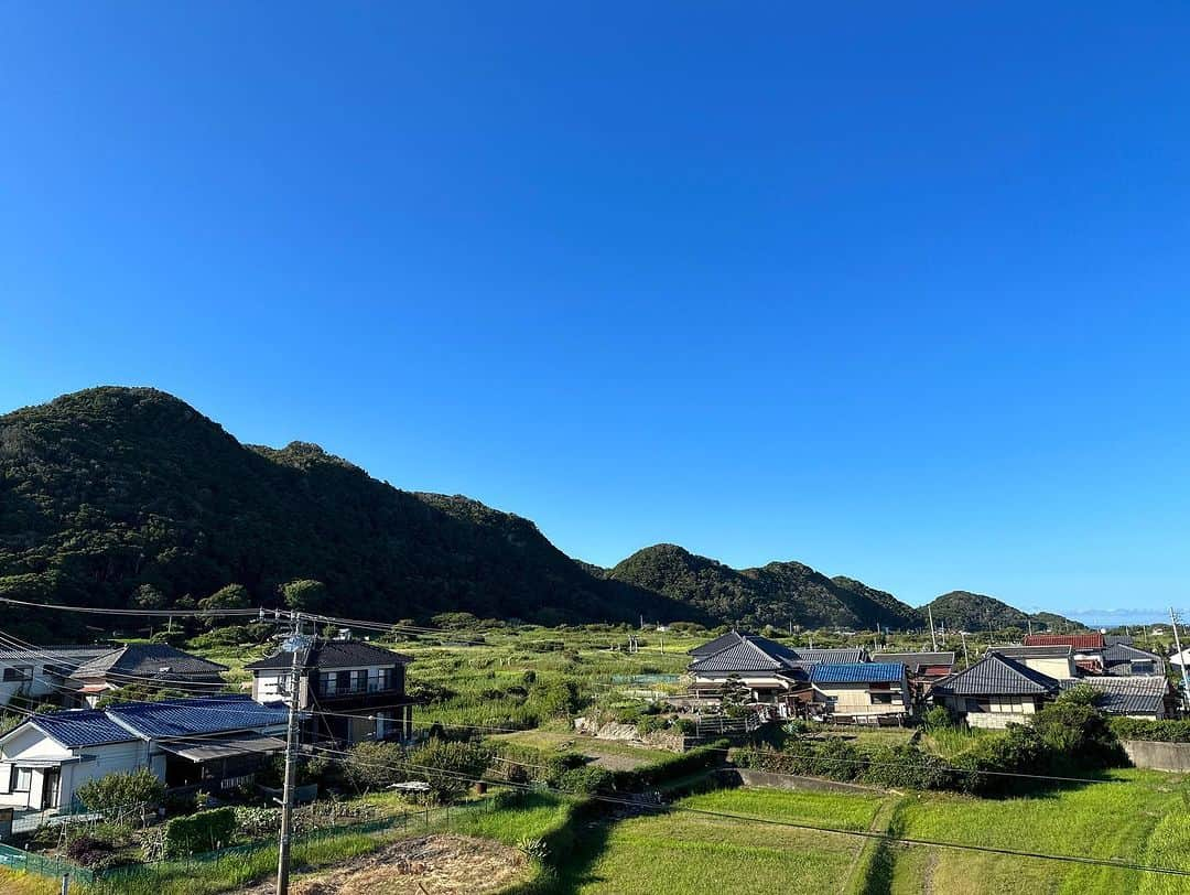 林克治のインスタグラム：「本日は屋根に登って煙突から鳥が入って来ないように作業しました。  屋根の上から見る、南房総市千倉町の絶景！  海も山も空も！良い色してます！  南房総にいらっしゃってくださ〜い！  #南房総市 #千倉町 #屋根の上 #絶景 #煙突 #高所恐怖症ではない #雀 #南房総に移住しませんか」