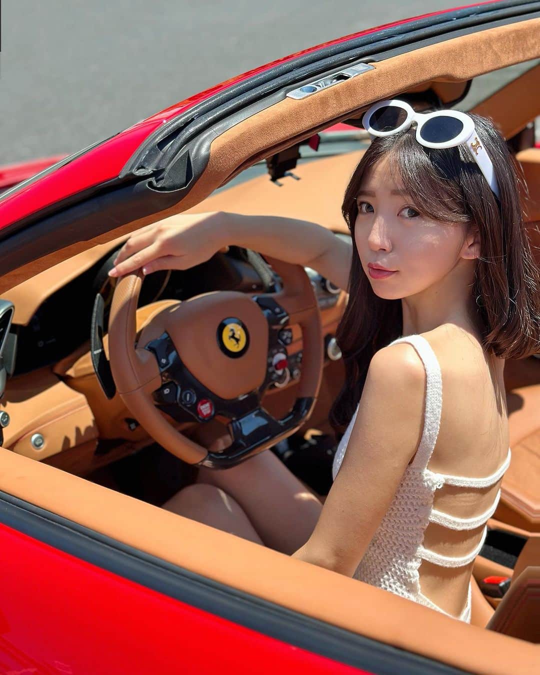 めいのインスタグラム：「--🇯🇵Japan OMG！！！ 人生初のフェラーリを乗らせてもらった、写真を撮らないとちょっと損するくらいいっぱい撮った🤣  今日はお金持ちパーティーのイベントを誘われて、まさにフェラーリって迎えにきてくれると思わなかった！本当にビックリ😳‼️  ・ ・ ・　 ・ ・ ・  —  #instapic#日本#フェラーリ#寫真#portrait#사진#水着#下着#커피#ポートレート#japanesegirl#写真集#japan#photo_jpn#名車#섹시#photo#写真部#フォロー#撮影#model#view#ferrari#tokyo#follow#portraitsedition  OMG!!!人生第一次坐法拉利 不拍就太對不起自己啦  今天被邀請富貴趴 沒想到開法拉利來迎接我 嚇到（尖叫😳‼️）」