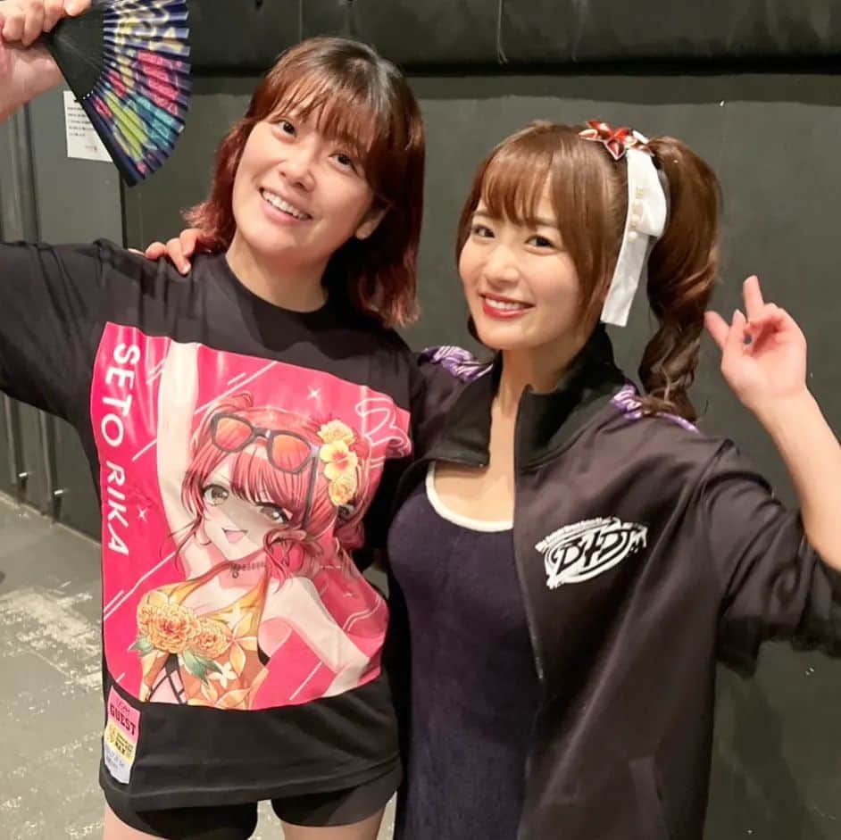 のインスタグラム：「今日は平嶋夏海ちゃんのライブに モーターマガジン社の人達と観に行ってきました🐰 なっちゃんのキャラのTシャツ買っちゃった👕  なっちゃんキッラキラ✨で可愛かった🍊🍊🍊」