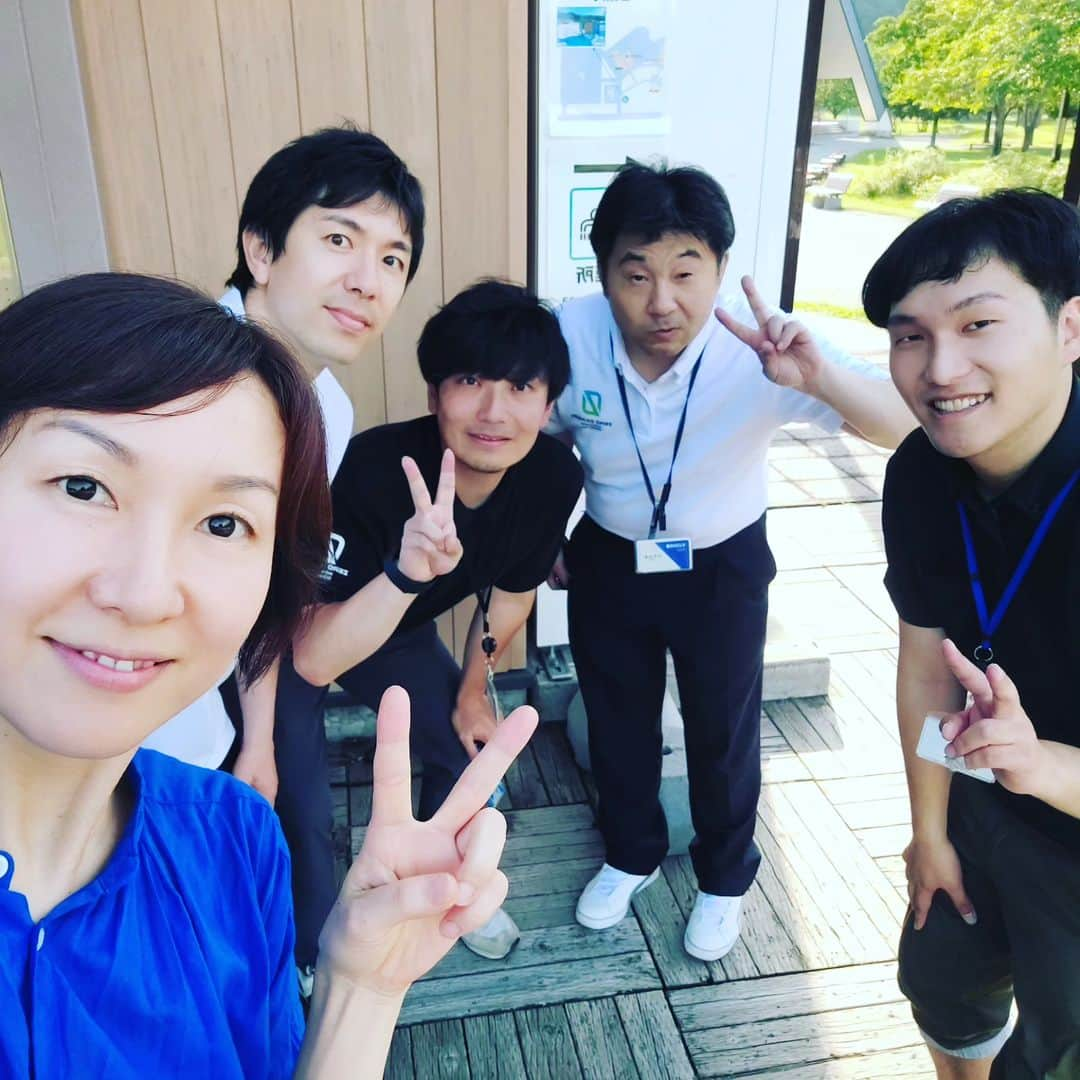 島本美由紀のインスタグラム：「・ 講演会の仕事で釧路に来てました！ おいしい釧路の海の幸や クロレラ入りの蕎麦をいただいたり、 釧路湿原や丹頂鶴を見に行ったりと、 おもてなしが最高でした😆  さらに、鹿を見たい私の為に、 鹿を探して町を走らせてくれたり😁  そうそう、 仙鳳趾産の牡蠣がおどろくほど 甘くてうまみが濃厚。 超おいしかったです😋🍴💕  楽しい時間をありがとうございます✨  釧路町役場環境課のみなさんと １枚パチリ📸 楽しい旅(仕事)になりましたー！  #島本美由紀  #釧路町  #仙鳳趾産の牡蠣  #食品ロス削減講演」