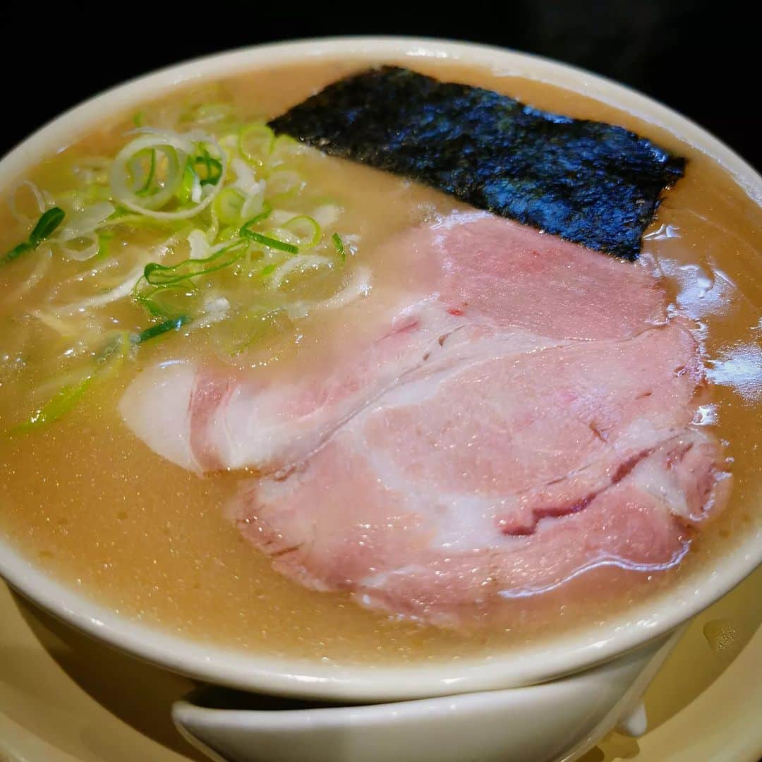 広部俊明のインスタグラム：「福岡ラーメン食べ歩き、今回は前回のはかたやの隣りにあるきりんです!ここはラーメン750円でそれなり、だがスープがギリギリまで入っていて濃厚ですごく好みの味だった!うまい！！」