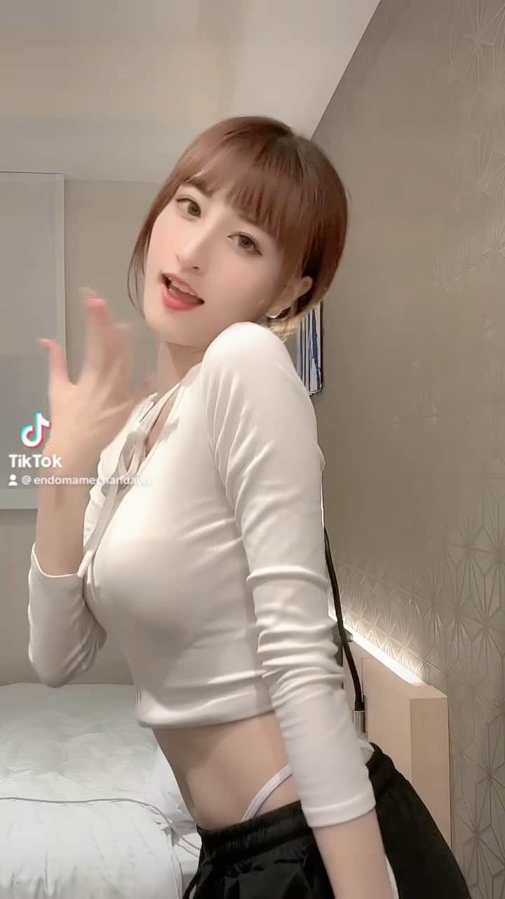のインスタグラム：「. 🎧🎶🕶️ . 🇰🇷 안녕하세요. 일본의 대학생의 사아야입니다. 춤을 추는 모델입니다. 팔로우 해주세요. . 🇨🇳 我是一名在日本的大学生。舞蹈家、模特。请关注我的sns。 . 🇺🇸 Hey. I'm a Japanese university student. I'm going to study in America from August. Check out the dance videos and modeling posts. . . . #amerika#studyabroad#留学#留学生活#留学準備#留学生#留学日記#カリフォルニア#大学生#universe#法政大学#02#女子大生#インフルエンサー#tiktok#リール動画#sa#ダンス動画#ダンス#dance#dancechallenge#fff#fyp#ootd#좋아요반사#패션#일본#좋아요환영#美脚#ダイエット方法」