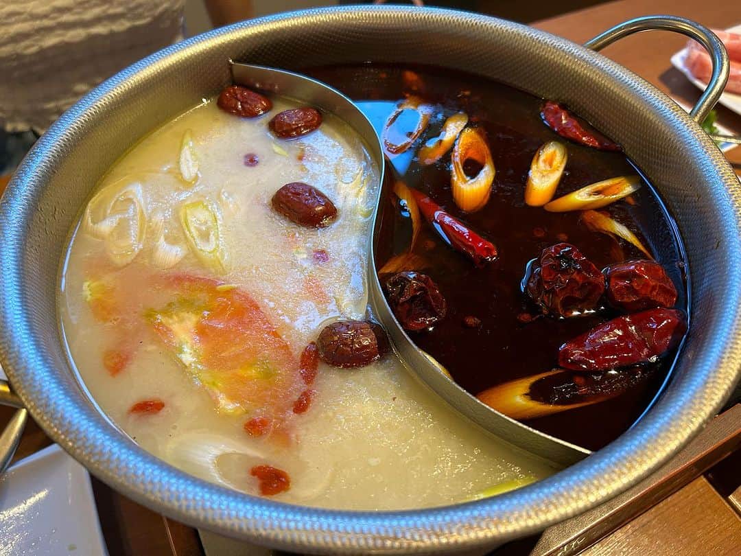 のインスタグラム：「銀座　百菜百味  最近はまってる火鍋✨  火鍋以外にも沢山メニューがある🎶  #銀座#銀座グルメ#銀座ディナー#ディナー#火鍋#銀座火鍋#豚肉#ラム肉#坦々麺#百菜百味」