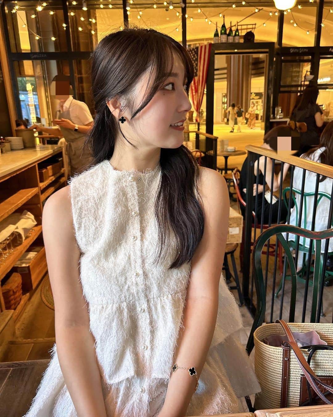 リサのインスタグラム：「📷お母さま  キラキラトップスかわいい！」