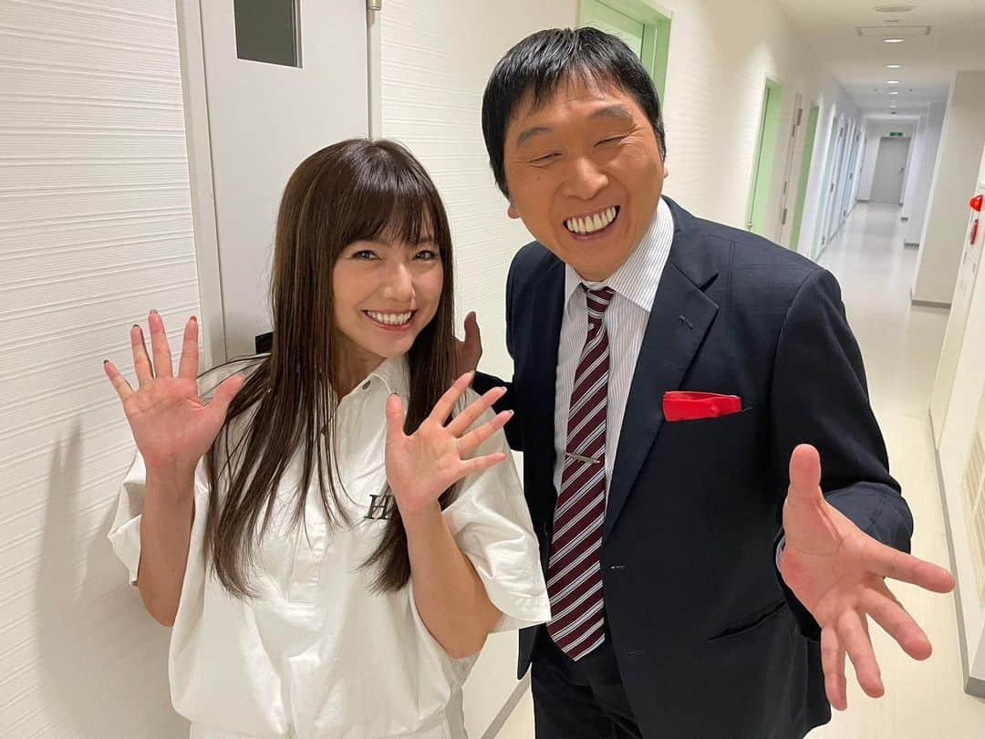 島谷ひとみさんのインスタグラム写真 - (島谷ひとみInstagram)「毎日暑いですね☀️  昨日は、ほいけんたさんとこれまた同じ現場ででした〜w  なんだか、鬼レンチャンメンバーは仲良くなれそうな予感がしますね❣️とお話ししましたw  いやー、ほいけんたさんのステージ最っ高でした‼️  早めに準備してステージ袖から見させてもらいましたが、やはり、キャリアと経験と努力に勝るものはない❗️と確信‼️  ゆっくりお話しもできてよかったです^_^  私、努力という言葉は自分の志であって、してるー！って言ったり、表に見せるのは嫌いですが、人の姿を見て努力を感じる瞬間は感心と感動があります✨  あー面白い！  そして、 クリス・ペプラーさんのモノマネはやばかった❤️  そしてやはり！ 歌がうまいのなんの！！  あー虜になっている私w  私もLIVEをやらせていてだきましたが、暑い中地域の皆さんに温かく迎え入ていただいて嬉しい1日でした。  そんな昨日でワタクシ、島谷ひとみはデビュー24周年を迎えました。  当たり前に毎年更新されるわけですが、こんなにも充実した日々を過ごさせていただいてることに感謝です♡  あーはや。  あーこわ。  声が続く限り表現者でいたいと思いますので24年目の島谷ひとみもよろしくお願い致します。  #ほいけんた さん #島谷ひとみ #24th anniversary」7月29日 18時39分 - shimatani_hitomi_official