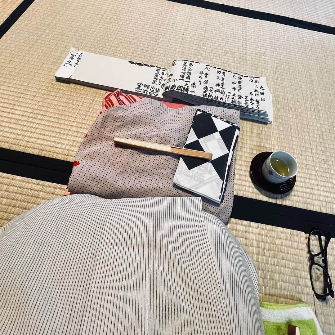 柳家三之助さんのインスタグラム写真 - (柳家三之助Instagram)「ふわふわとお仕事して、楽屋で先輩後輩構わずおしゃべりしてきました。ご来場ありがとうございます。おもては大変な混雑だから、今日寄席にいるのは大正解です！」7月29日 18時40分 - sannosuke