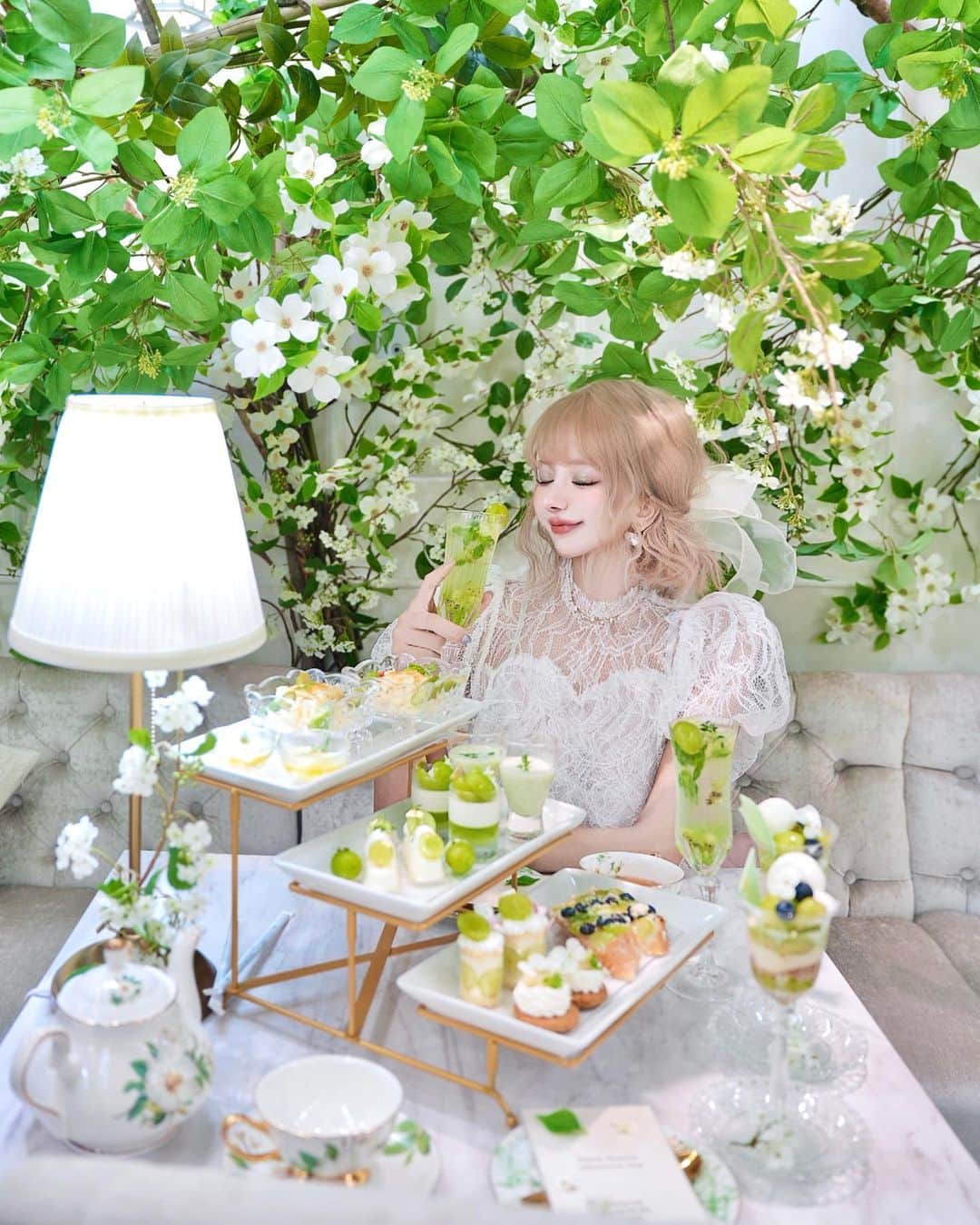 くまくまくまのインスタグラム：「・ 中目黒で大人気の「オートクチュールカフェ」が、なんと表参道でオープン🙌 @hautecouturecafe_official   夏っぽく、爽やかで涼しげな緑に囲まれて、ラグジュアリーで優雅な空間に仕上がってる♡  「Shine Muscat Afternoon tea」をいただきましたよん〜🍇🫖  お店自慢の旬のシャインマスカットがたっぷり使われてて、甘さは控えめ、シャインマスカットの美味しさ際立つし、セイボリーまで結構好み♡   真夏に爽やかな香りと美味しさ最高🌿  スペシャルドリンクは「マスカット&キウイ&グレープフルーツ のノンアルコールモヒート」  見た目も楽しい華やかな一杯で、フルーツの爽やかな味わいを満喫できて、癒し時間でした🌿  店内綺麗だけど、外のテラスも素敵だったよん🌼  HAUTE COTURE CAFE omotesando （オートクチュールカフェ表参道）  〒107-0061  東京都港区北青山３丁目９−１９  表参道391ANNEX2階　  #hautecouturecafe#オートクチュールカフェ#アフタヌーンティー#afternoontea#シャインマスカット#映えスイーツ#旬の果物#シャインマスカット#表参道ランチ#表参道カフェ#表参道グルメ #表参道スイーツ#カフェ活#カフェ巡り#東京グルメ #映えスイーツ#映えカフェ#映えグルメ#食テロ#スイーツテロ#夏満喫#映えスポット#雰囲気女子#インスタ映え#cafetime #カフェ日和#癒しの空間#エレガント#エレガントコーデ」