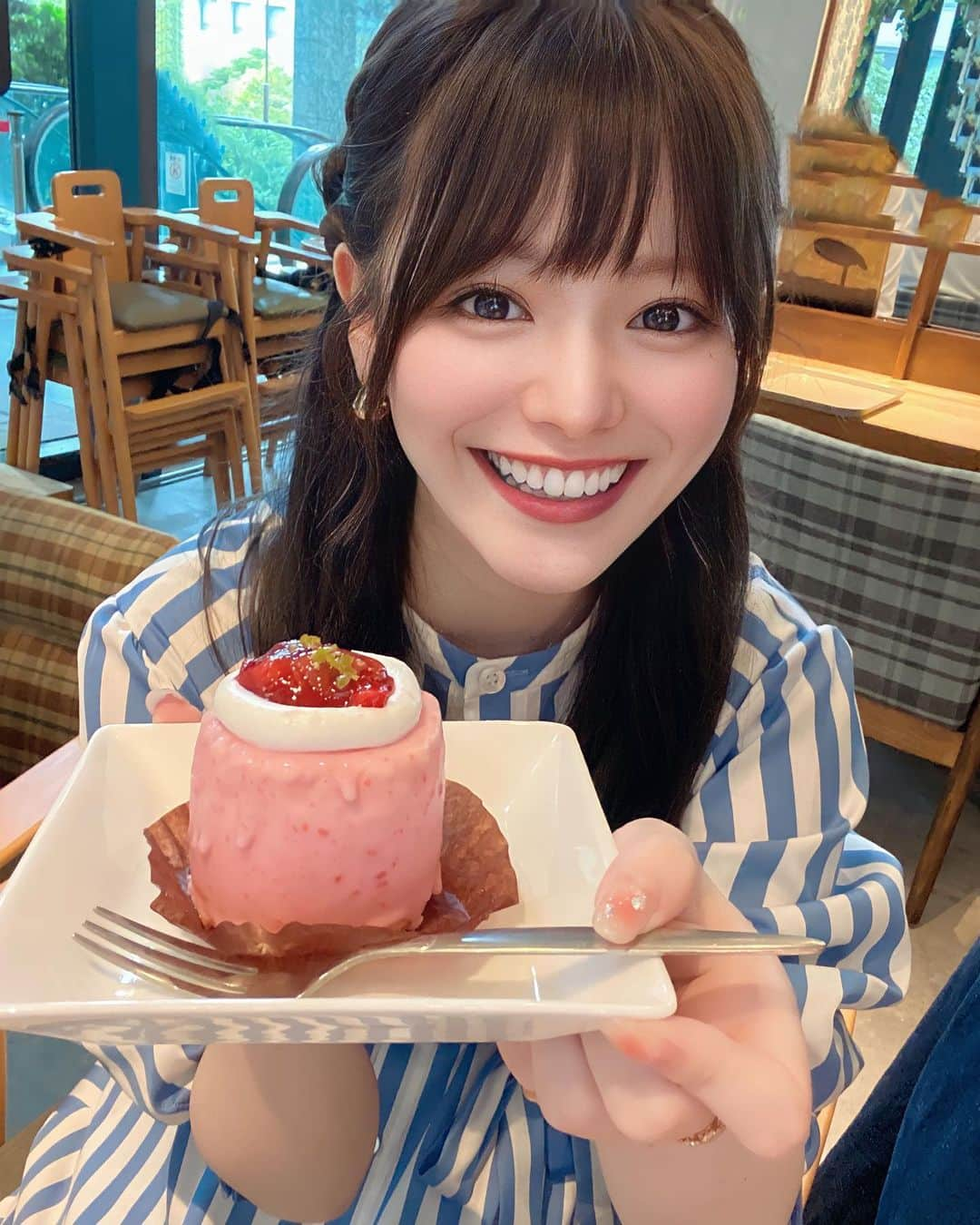 有村莉彩のインスタグラム：「.♡.  È PRONTOさんで、 一日中過ごせる自信あるんだけど、 誰か一緒にいかない？^_^♡笑  モーニングでスタートして☀️ ランチたべて、おやつの時間には スイーツたべて〜☺️💭🍰 夜は、ごはんたべたら、のんびり おしゃれなおつまみたべながら お酒いっぱい！！のんで、 最高のいちにちが終了〜🙋‍♀️（完璧フルコース！🎉）  ....いいなあ..☺️💭💕  メニュー豊富で飽きずに楽しく わくわくなごちそうタイムが 味わえそう〜✨（公式サイトみてみてね👁️👁️）  #èpronto #epronto #エプロント  #morning #lunch #desert #sweets #スイーツ #dinner #alcohol #beer #lemonade #cake #pink #blue #tokyo #instagood #instalike #カフェ巡り #お酒好きな人と繋がりたい」