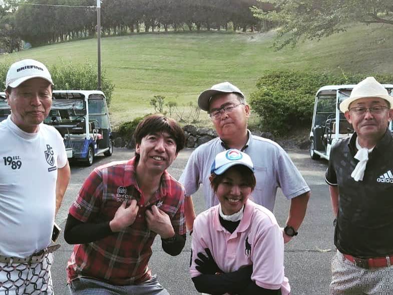 赤プルさんのインスタグラム写真 - (赤プルInstagram)「岩瀬桜川カントリークラブにて ゴルフコンペ⛳️  写真で動画も作ったけど、写真も残しとくべ！  わたしがご一緒させてもらった皆さん めちゃくちゃ上手！  暑い中、私の下手なゴルフに付き合ってくれて、優しく教えてくれてメキメキ上達したかんね！  本当にありがとうございました！  終わって帰ったら 何組も後発のねづっちさんはすでに終わっていた💦（わたしはINスタートねづっちさんはOUTスタート）  #岩瀬桜川カントリークラブ #なんか豪勢 #冷やし中華  #赤プル  わたしがべべでだんながブービーだった模様」7月29日 18時49分 - puluco_a