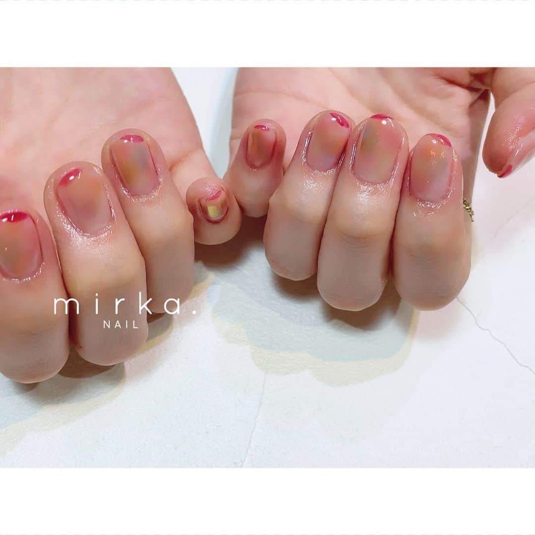 mirka. NAIL(ミルカネイル)のインスタグラム：「⁡ ⁡ ⁡ pink × orange 𓍼 ⁡ ⁡ ⁡ 動画もあります⇒ ⁡ ………………………………………………………… ⁡ ご予約、お問い合わせは LINE ID⇒ @mirka.nail (@含む)まで。 ⁡ ご新規様はハイライトの「ご案内」と「ご予約方法」を必ずお読みいただいてからご予約くださいますようお願いいたします。 空き状況や詳細はLINEの投稿からご確認ください。 ⁡ ⁡ ⁡ ⁡ #mirkanail#nails#nail#nailart#naildesign #ショートネイル#ネイルアート#ネイルデザイン#ネイル#大人ネイル#シンプルネイル#オフィスネイル#ニュアンスネイル#ナチュラルネイル#カジュアルネイル#ショートネイルデザイン#美甲#夏ネイル#夏ネイル2023 #プライベートサロン#プライベートネイルサロン#東京ネイルサロン#東京ネイル#江東区ネイルサロン#森下#清澄白河 ⁡」