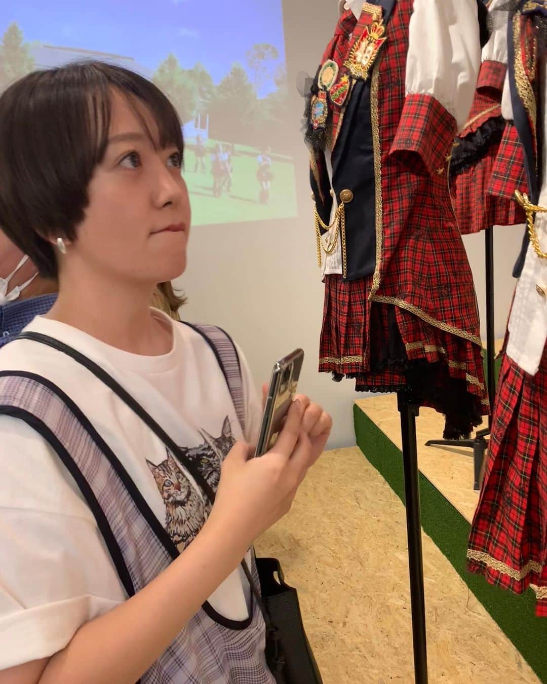 佐藤亜美菜のインスタグラム：「. 流石にエモーショナルな気持ちになりました  帰りに大丸ほっぺタウンでおやつ買って なんてしあわせな休日なのでしょう〜  大丸東京店11階催事場 「AKB48 大衣装展～オサレカンパニーの世界〜」 8月8日(火)まで🫶🏻👧🏻 行けてよかったーーー！ (ちなみにサインとコメントまで 書かせてもらっちゃった😉💦)  #akb48 #daimarutokyo」