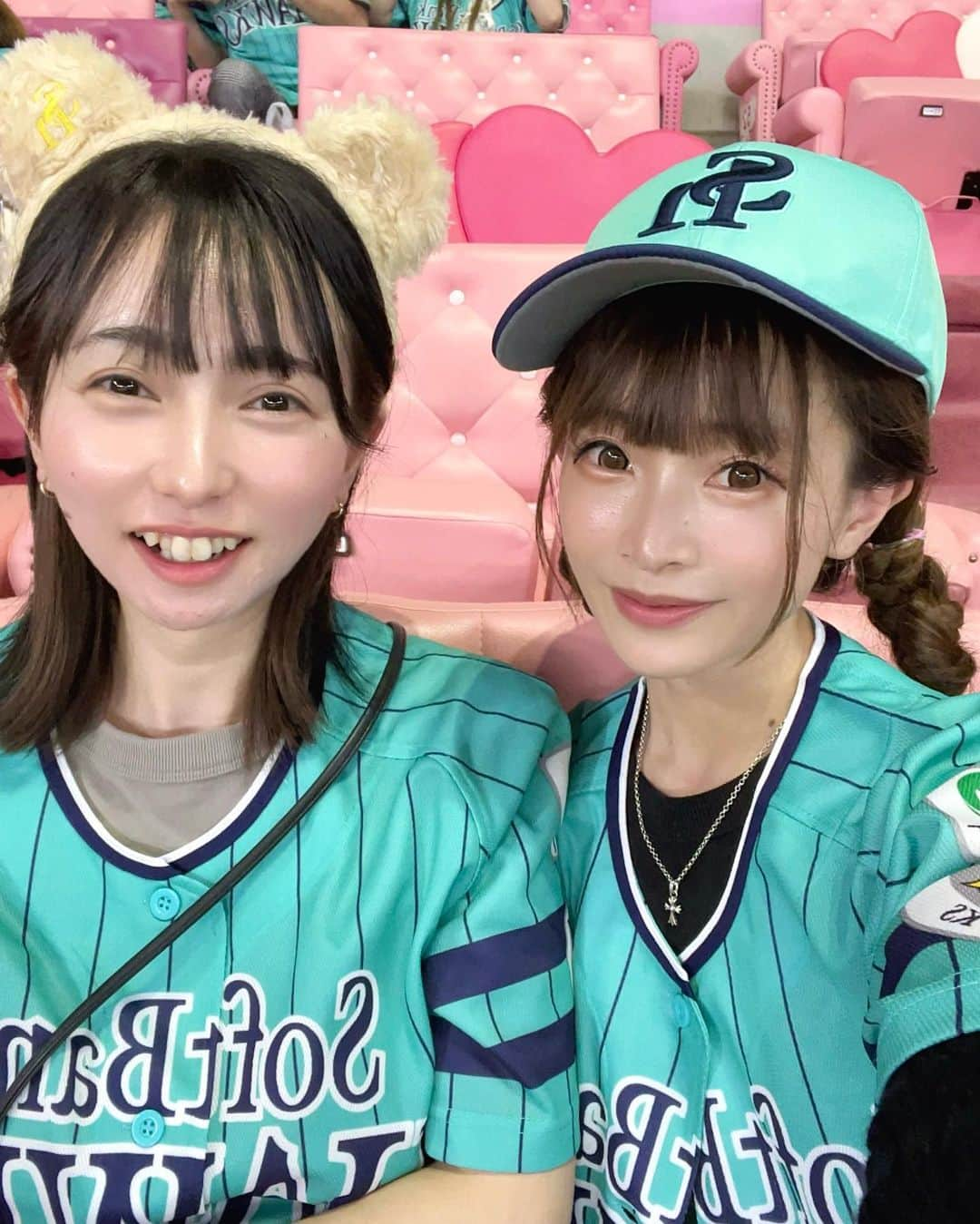 紗々木りんのインスタグラム：「🦄🩵⚾️ #鷹の祭典2023   亜細亜大の美人と🩵 東浜くん投げる日で良かった☁️🤍  鷹フェス、なかなか勝てないねぇ◜. ̫.◝  #sbhawks #softbankhawks  #ホークス #ホークスファン  #ソフトバンクホークス #野球  #タカガール #鷹ガール #野球女子 #インスタ野球女子 #paypayドーム  #野球観戦 #プロ野球 #baseball #福岡 #fukuoka #鷹の祭典 #鷹祭  #タカガールシート #ピンクフルシート」