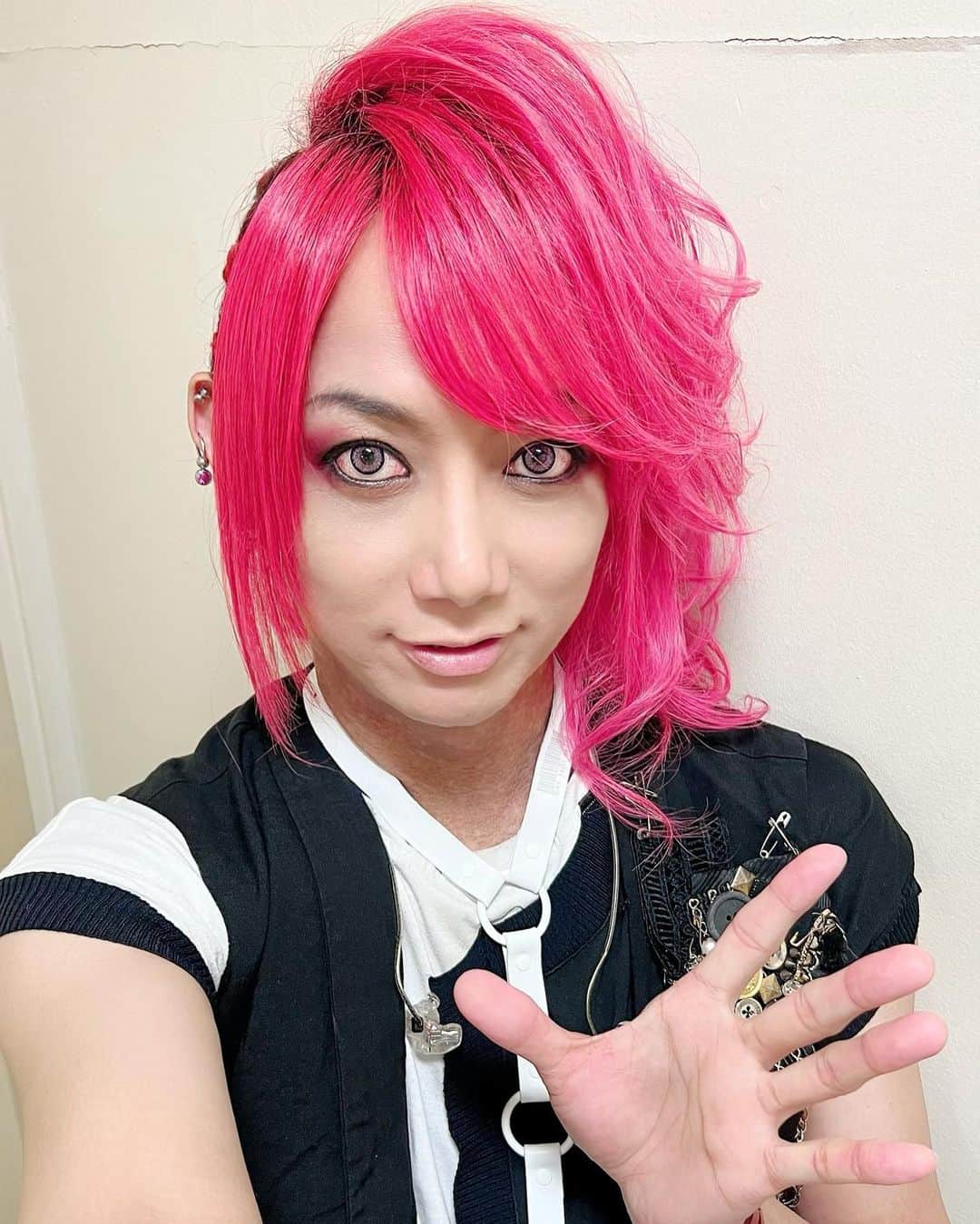 靖乃のインスタグラム：「みんな、昨日の川崎でのラルベラ主催ライブも楽しんでくれてありがとう✨ 暑かったしアツかったねぇ〜😃  次は8/5名古屋です‼️  #靖乃 #ハイダンシークドロシー #淡路島 #ピン毛」