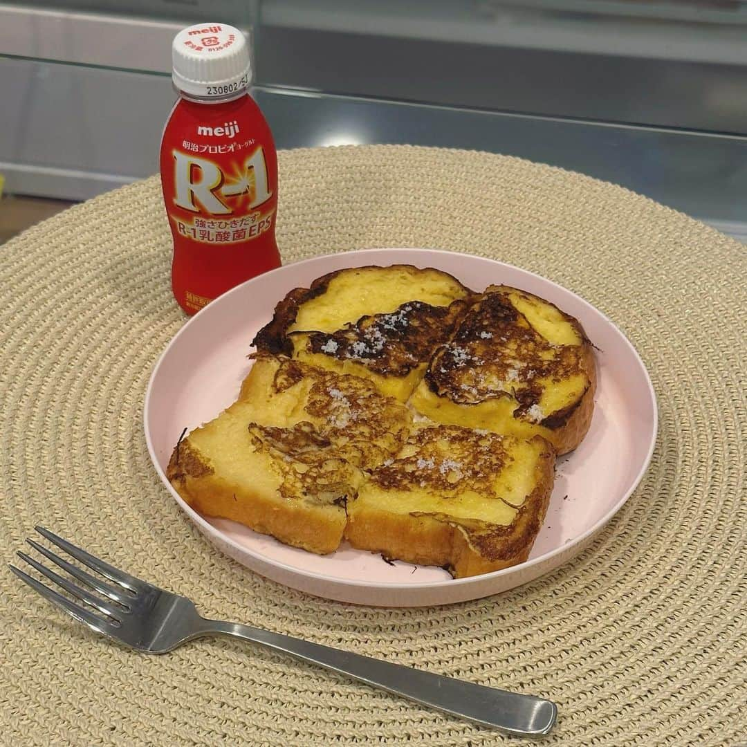 林田真尋のインスタグラム：「フレンチトーストってたまに食べたくなるんだよね~🍞 体調管理のためにR1も欠かせない！ 毎日暑いから、皆も熱中症とか気をつけるんやで~😌  #体調管理 #免疫力アップ #pr」