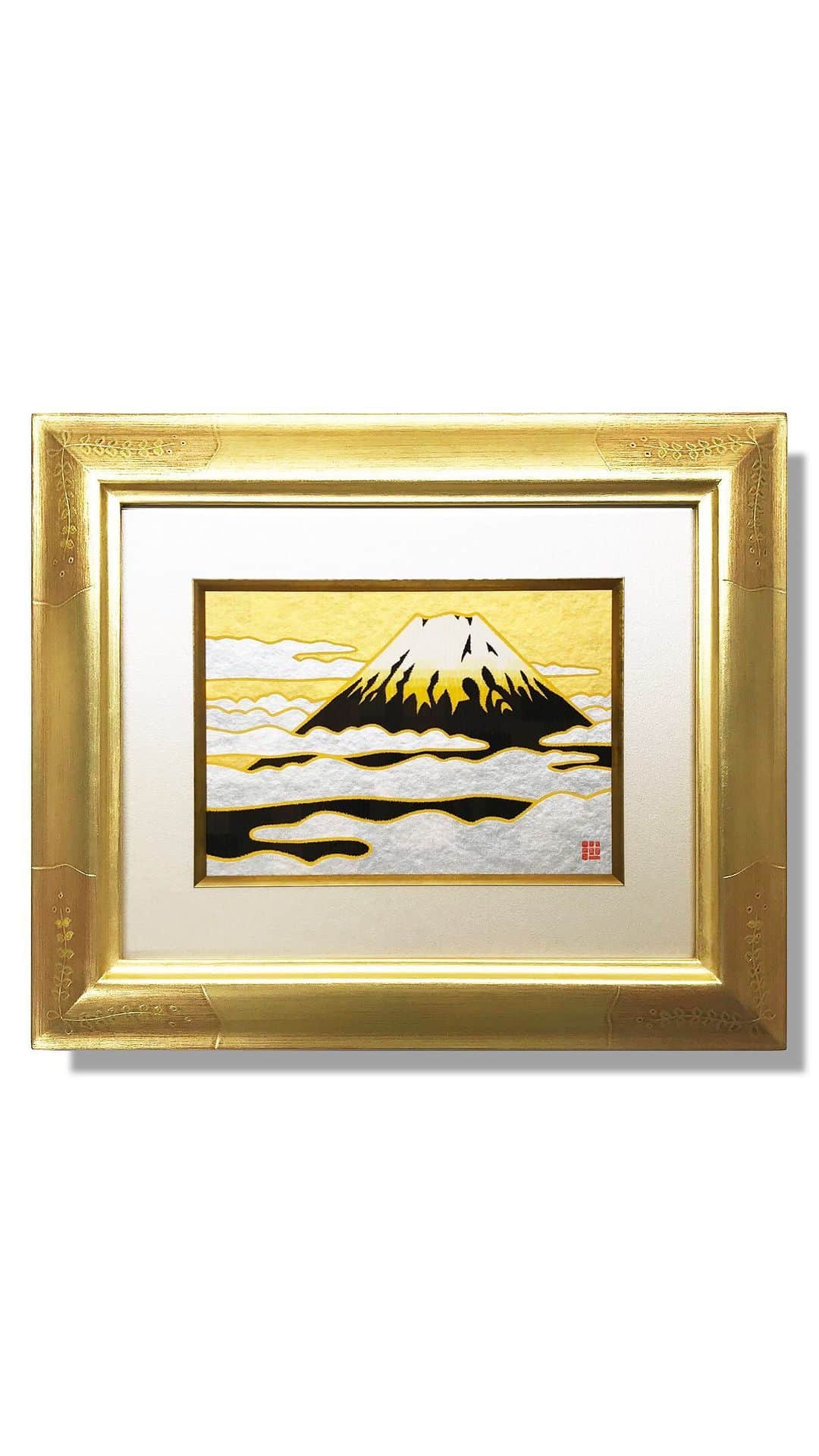 藤谷壮仁郎のインスタグラム：「「霊峰富士」富士山を題材としたミクストメディア 3作品目。 ・絵を描くは、答えを探す作業。いつも迷いイメージして描くが中々思う様に行かず、へこむ事多々あり😉  ・こーすれば？あーすれば？と試行錯誤を繰り返す。時に嫌になり放置する事も、、、それでも、また何かを切っ掛けに取り組む事も😉 ・これが今出来る答へだ！と自身に言い聞かせて、終える事が出来れば良し！　次の制作に進めるので😅 ・ ・ @soujirou_art  #富士 #富士山 #霊峰富士#絵画 #アート #ミクストメディア #金彩 #額装 #富士山が好き #富士山好きな人と繋がりたい #アートのある暮らし #アート好きな人と繋がりたい #藤谷壮仁郎  #mtfuji #mountfuji #mtfujijapan #fujiyama #art #artist #painter #painting #mixedmedia #mixedmediaart #artwork #instaart #soujirou」