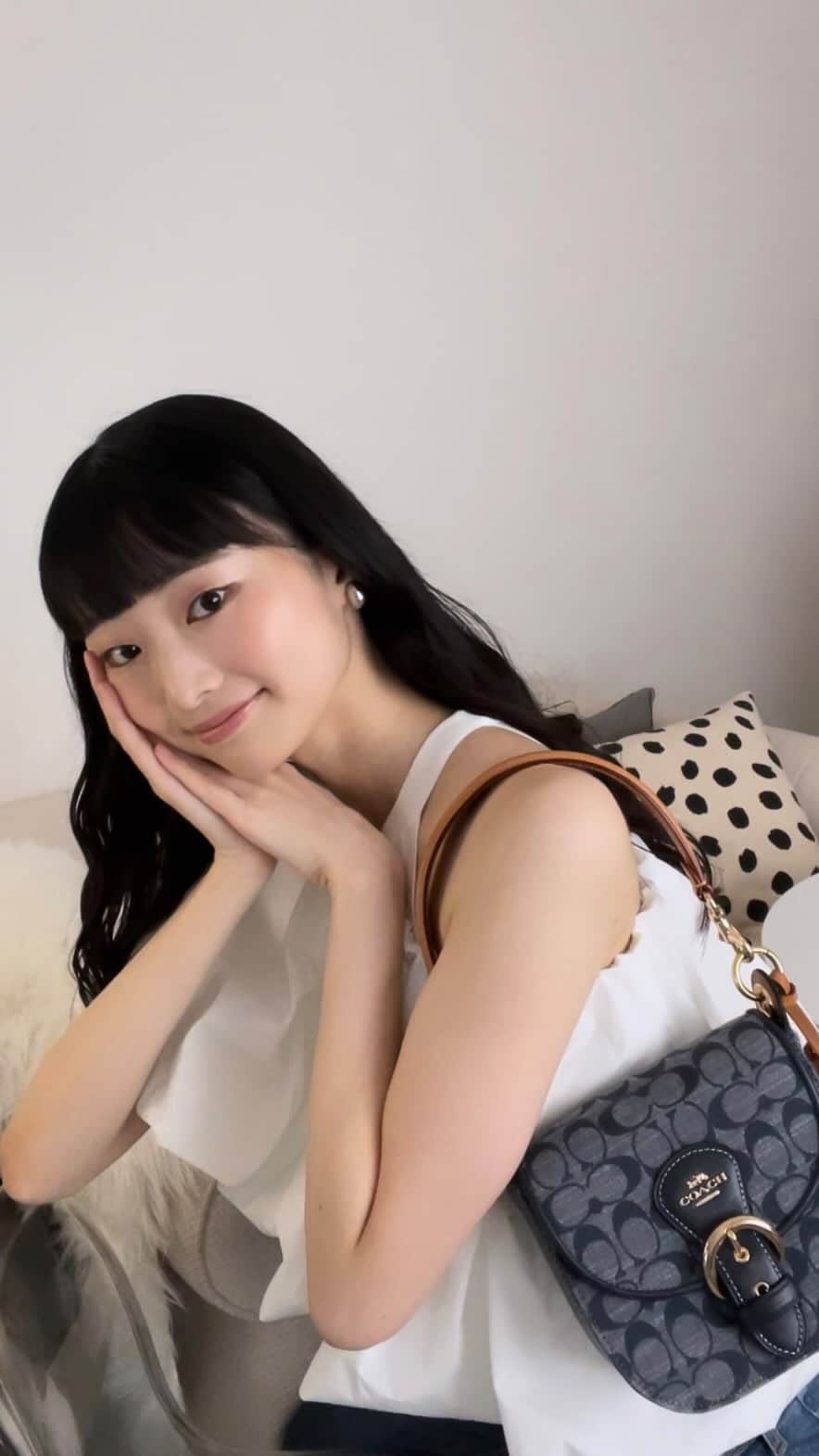 のインスタグラム：「. デニムに白は外れないよね☺︎ @yae_tokyo_ 🤍🤍🤍」